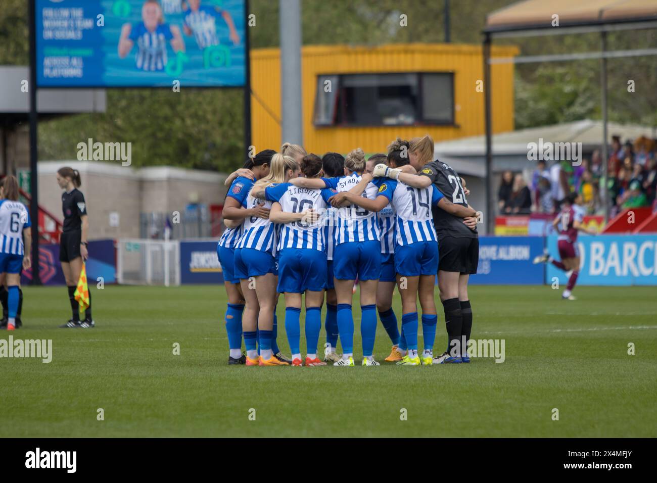 Crawley, Royaume-Uni. 04 mai 2024. Crawley, Angleterre, 4 mai 2024 : les joueurs de Brighton se blottissent devant le match de Super League des Barclays Womens entre Brighton et Aston Villa au Broadfield Stadium, Crawley. (Tom Phillips/SPP) crédit : photo de presse sportive SPP. /Alamy Live News Banque D'Images