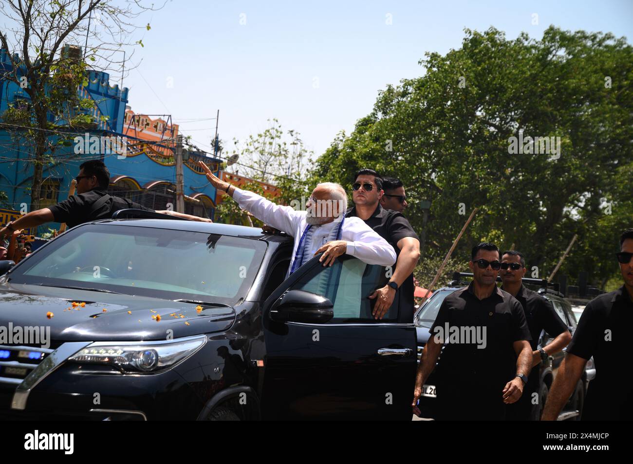 Le premier ministre indien Narendra Modi a fait signe de la main à plus de 10000 personnes debout des deux côtés de la route alors qu’elles se rendaient au lieu de rencontre avec des mesures de sécurité strictes. Le premier ministre indien Narendra Modi participe à un rassemblement public pour les élections générales indiennes ou les élections de Lok Sabha au village de Shyamnagar, Tehatta. Selon une récente enquête menée par l'agence américaine Morning Consult, le premier ministre indien Narendra Damodardas Modi est le leader mondial le plus populaire avec un taux d'approbation de 78%. (Photo de Soumyabrata Roy/Pacific Press) Banque D'Images