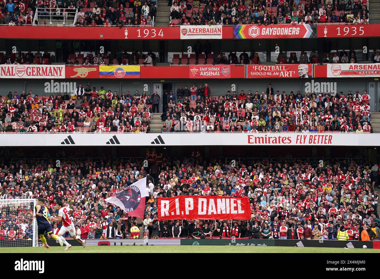 Les fans brandissent une bannière en mémoire de Daniel Anjorin, 14 ans, décédé mardi à la suite de l'attaque à l'épée dans l'est de Londres, lors du match de premier League à l'Emirates Stadium, à Londres. Date de la photo : samedi 4 mai 2024. Banque D'Images