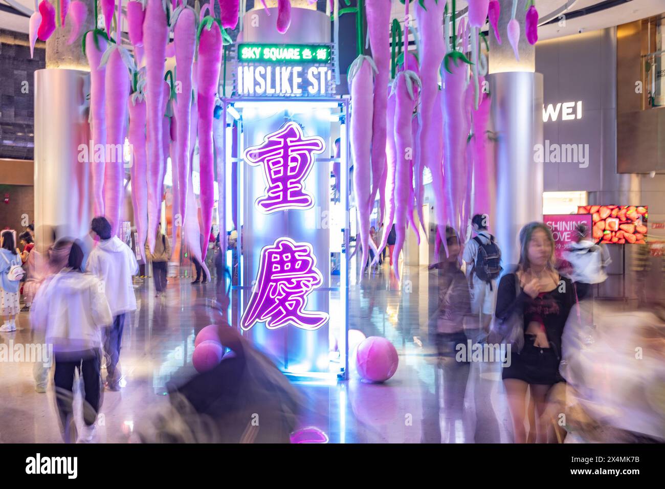 Chongqing. 4 mai 2024. Les gens visitent un centre commercial à Chongqing, dans le sud-ouest de la Chine, le 4 mai 2024. Les trafics ont augmenté dans les attractions touristiques à travers le pays pendant les 5 jours de vacances du 1er mai qui commencent le 1er mai. Crédit : Huang Wei/Xinhua/Alamy Live News Banque D'Images