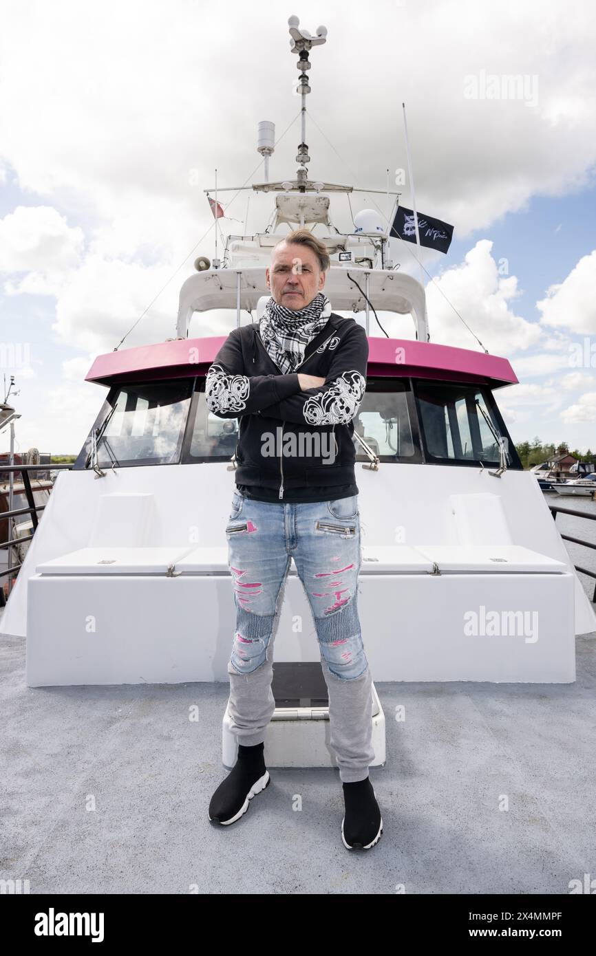 USAGE ÉDITORIAL EXCLUSIF Dale Vince, fondateur d'Ecotricity lors du lancement officiel de 'Nemesis', un navire de patrouille de conservation marine appartenant à la Green Britain Foundation et exploité par Neptune's Pirates UK (également connu sous le nom de Captain Paul Watson Foundation UK), à St Olaves Marina, Norfolk. Date : samedi 4 mai 2024. Banque D'Images