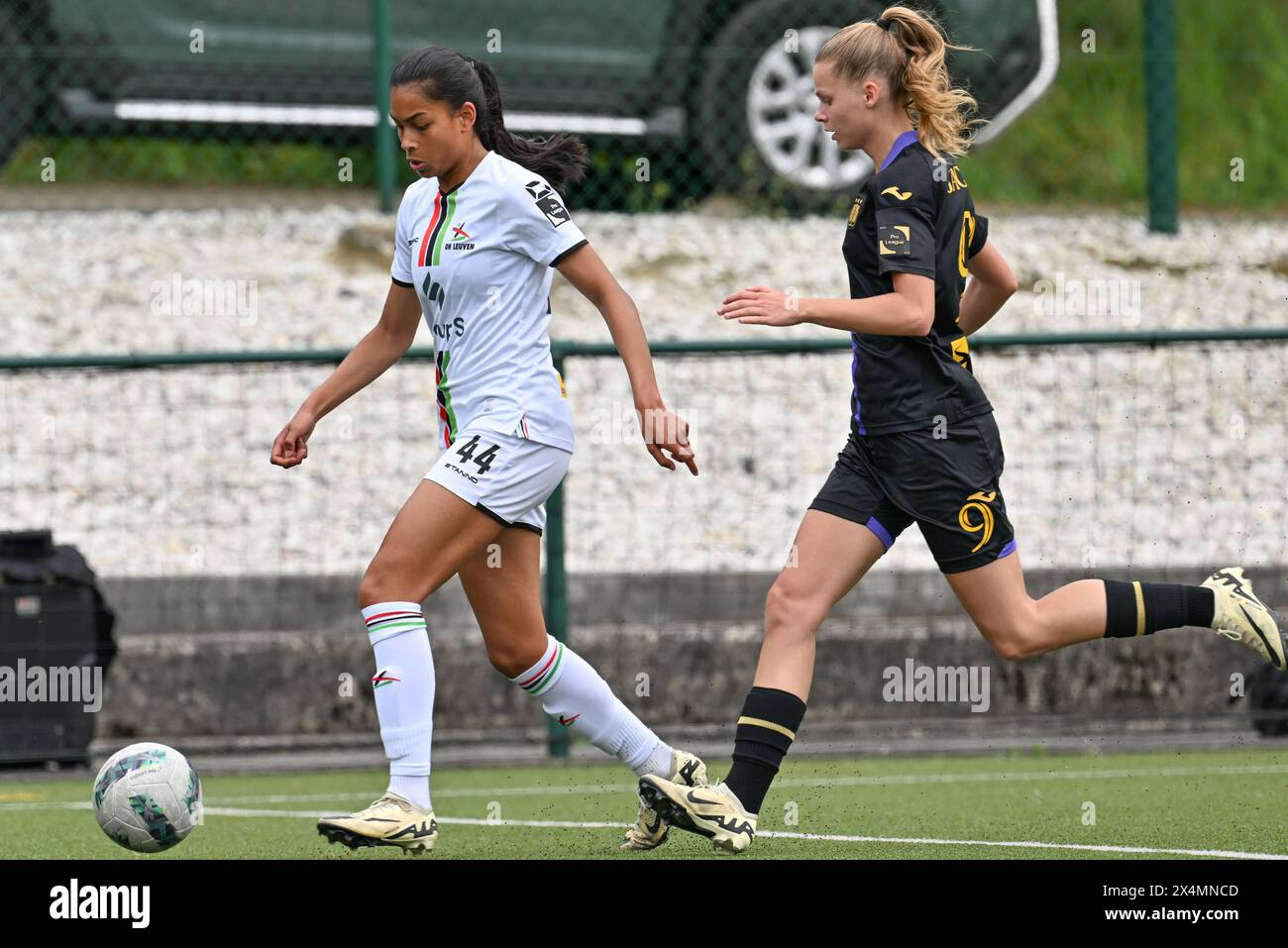 Oud Heverlee, Belgique. 04 mai 2024. Axelle Van Besauw (44 ans) d'OHL et Lore Jacobs (9 ans) d'Anderlecht photographiés lors d'un match de football féminin entre Oud Heverlee Leuven et RSC Anderlecht lors de la 7ème journée des play offs de la saison 2023 - 2024 de la Super League belge des femmes du Lotto, le samedi 4 mai 2024 à Oud Heverlee, Belgique . Crédit : Sportpix/Alamy Live News Banque D'Images