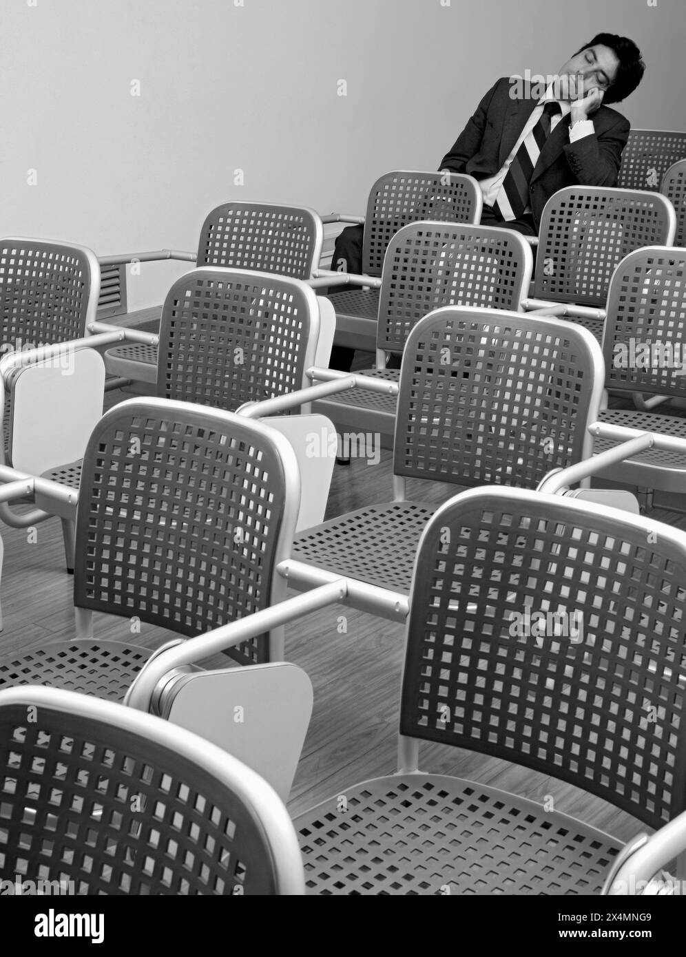 L'Italie, un jeune manager dormir à une réunion d'affaires Banque D'Images