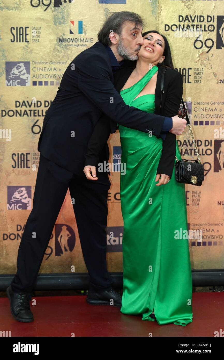 Massimo Ceccherini et Elena Labate assistent à la photocall des 69èmes prix du film italien 'David di Donatello' aux studios Cinecitta à Rome (Italie), le 3 mai 2024. Banque D'Images
