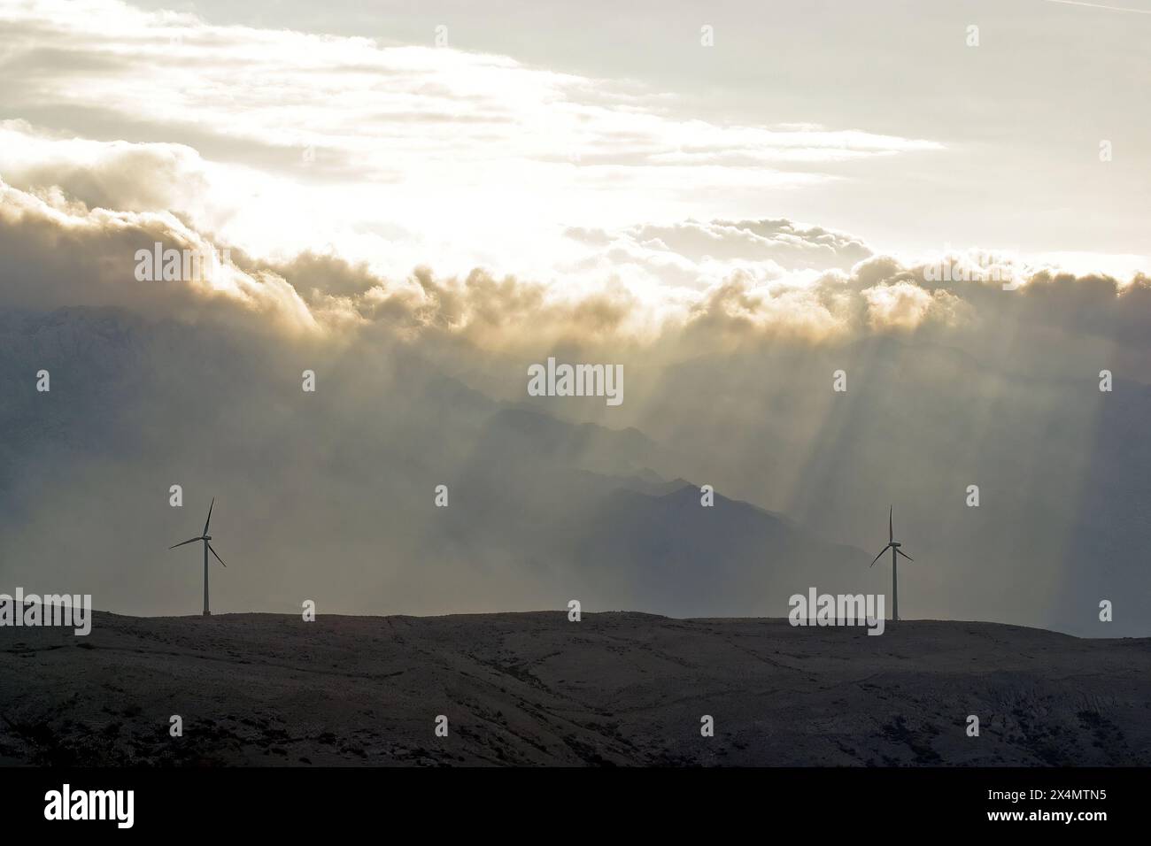 Moulins à vent pour la production d'électricité sur l'île de Pag, Croatie Banque D'Images