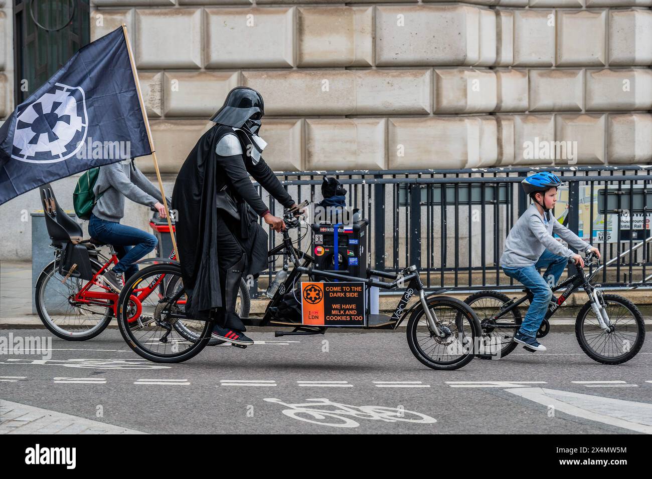 Londres, Royaume-Uni. 4 mai 2024. Star Wars (y compris Darth Vader) et Superheroes, IBikeLondon familial balade dans les rues du centre de Londres. Le thème Star Wars est parce que c'est le 4 mai - comme en mai le quatrième (force) être avec vous. Crédit : Guy Bell/Alamy Live News Banque D'Images
