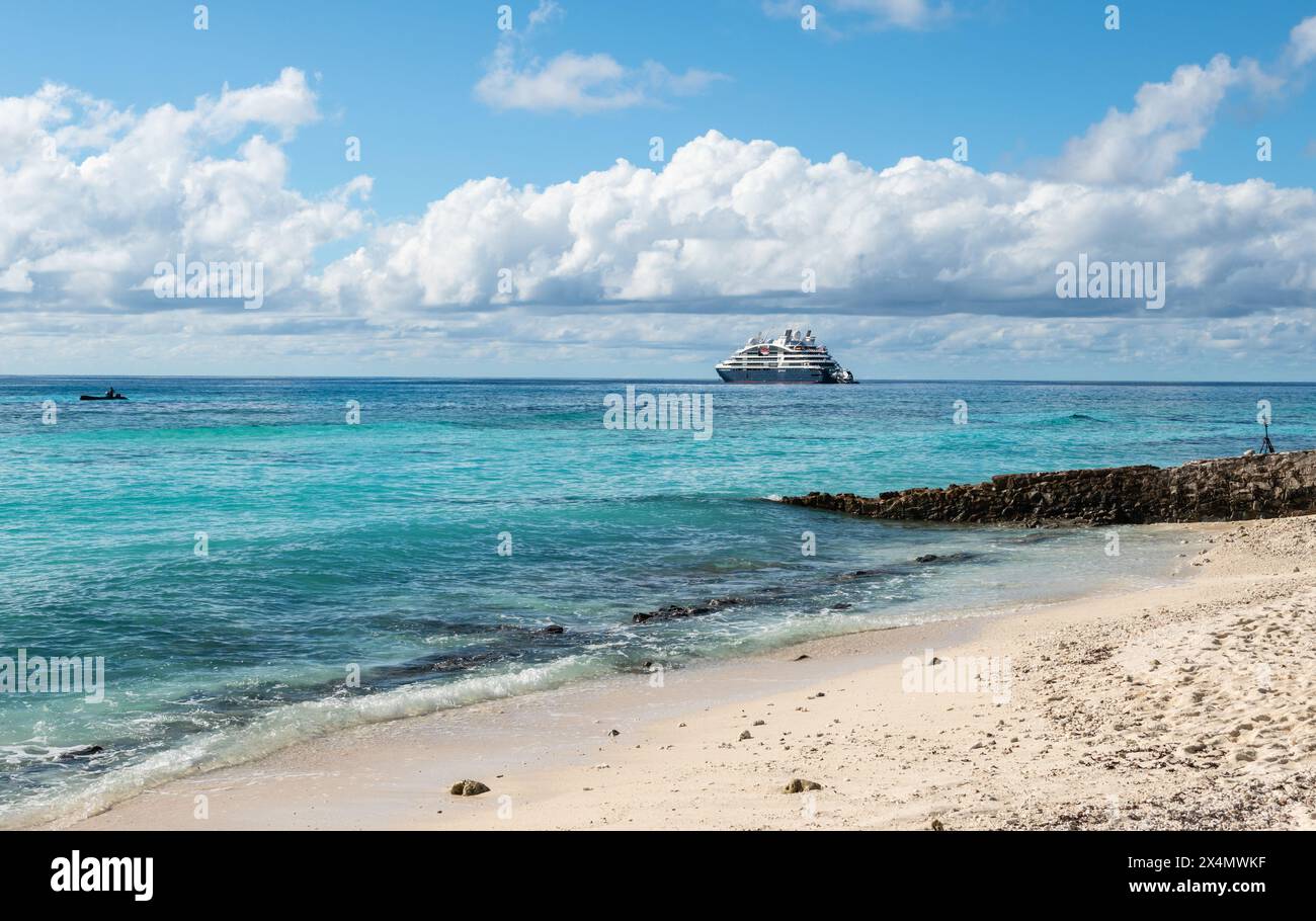 Île de Remire, Seychelles - 3 avril 2023 : bateau de croisière PONANT le Jacques-Cartier sur la plage tropicale de l'île de Remire aux Seychelles. Banque D'Images