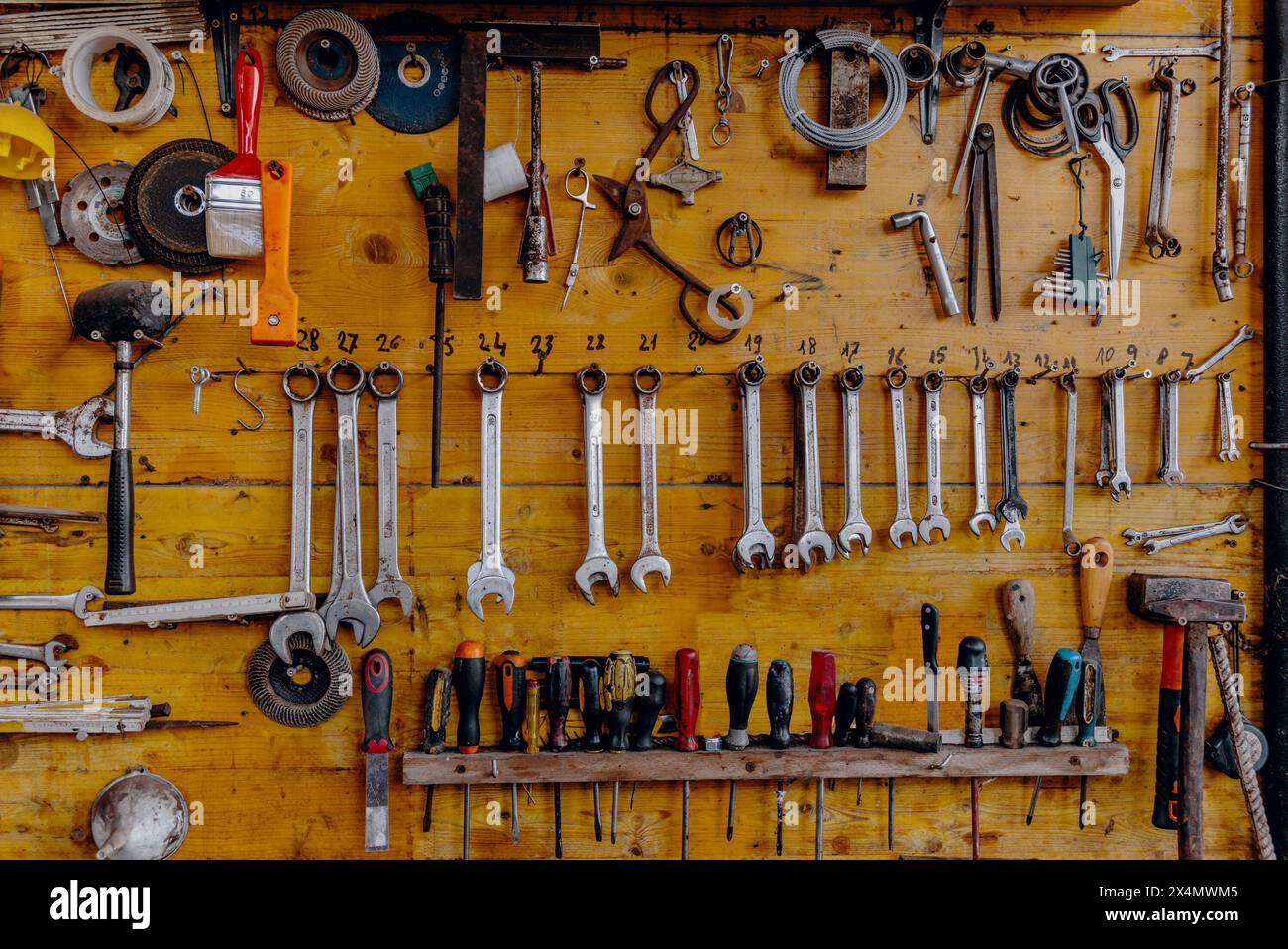 Les outils d'un atelier accroché à un panneau de bois Banque D'Images