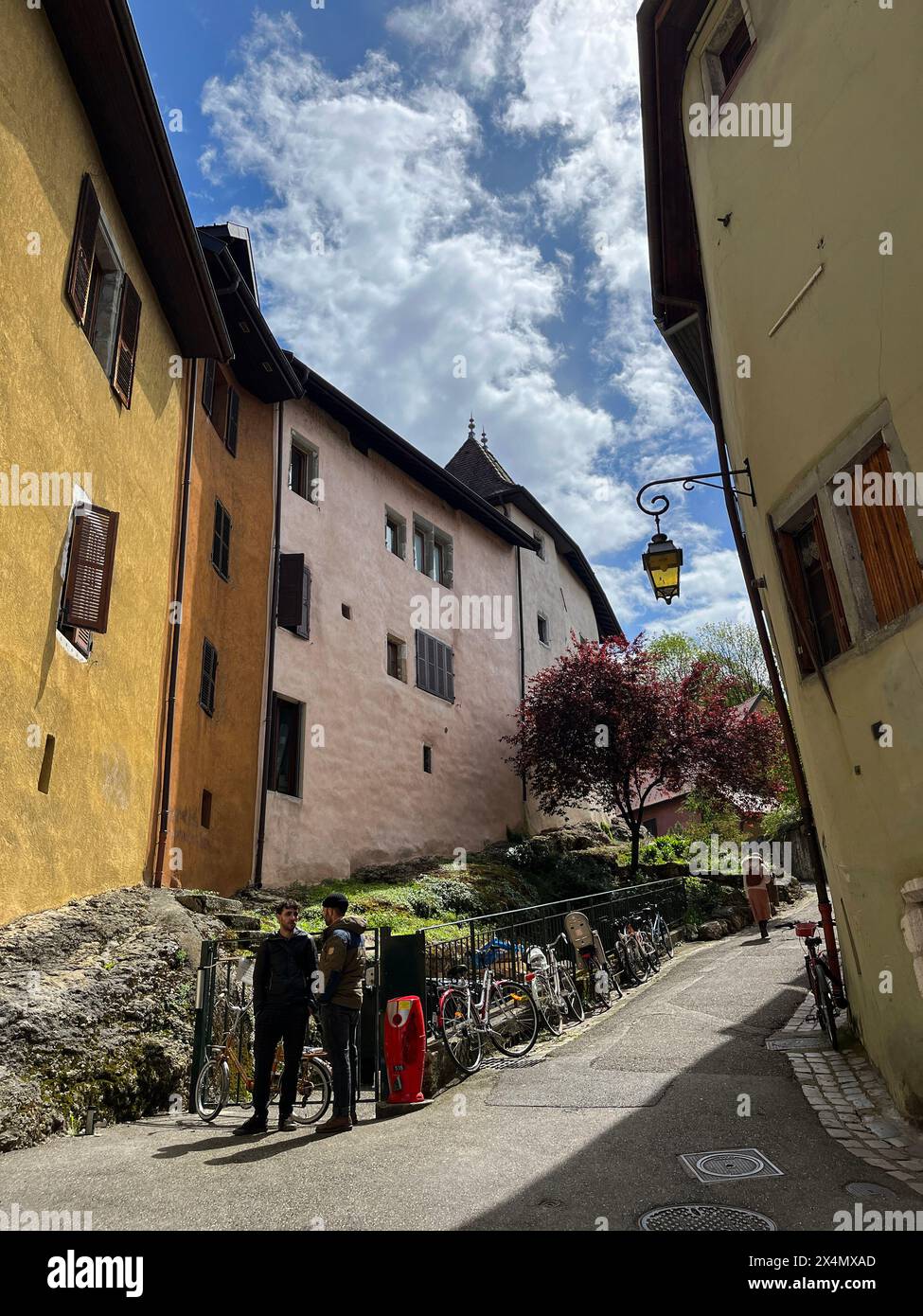 Haute-Savoie, France : vie quotidienne dans les ruelles de la vieille ville d'Annecy, célèbre dans le monde entier comme la Venise française pour ses canaux le long de la rivière Thiou Banque D'Images