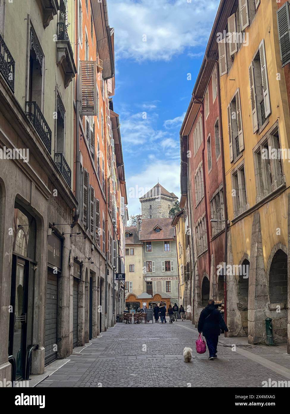 Haute-Savoie, France : vie quotidienne dans les ruelles de la vieille ville d'Annecy, célèbre dans le monde entier comme la Venise française pour ses canaux le long de la rivière Thiou Banque D'Images