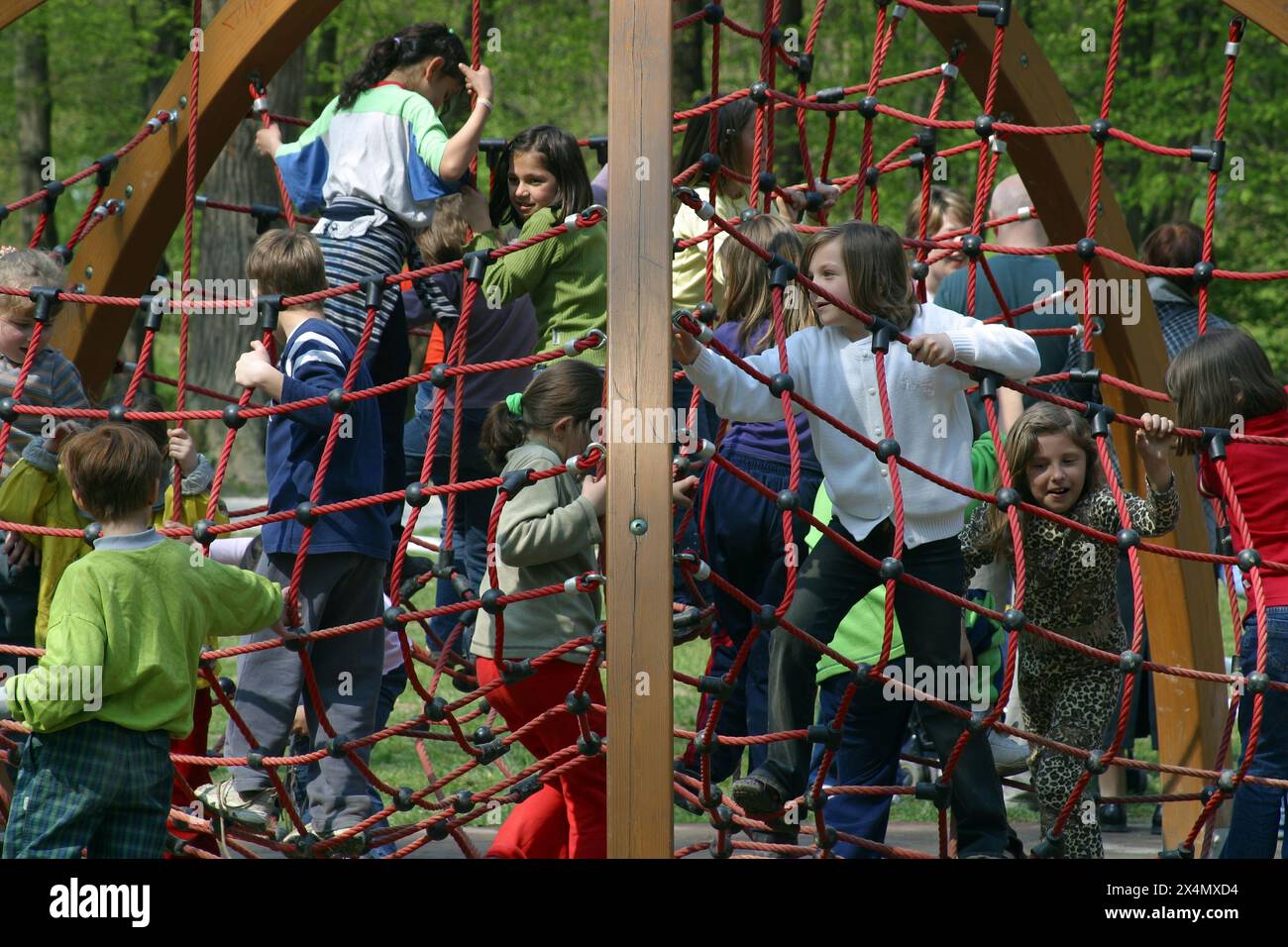 Les enfants grimpent sur un cadre d'escalade et un filet à l'aire de jeux pour enfants du parc Maksimir à Zagreb, en Croatie Banque D'Images