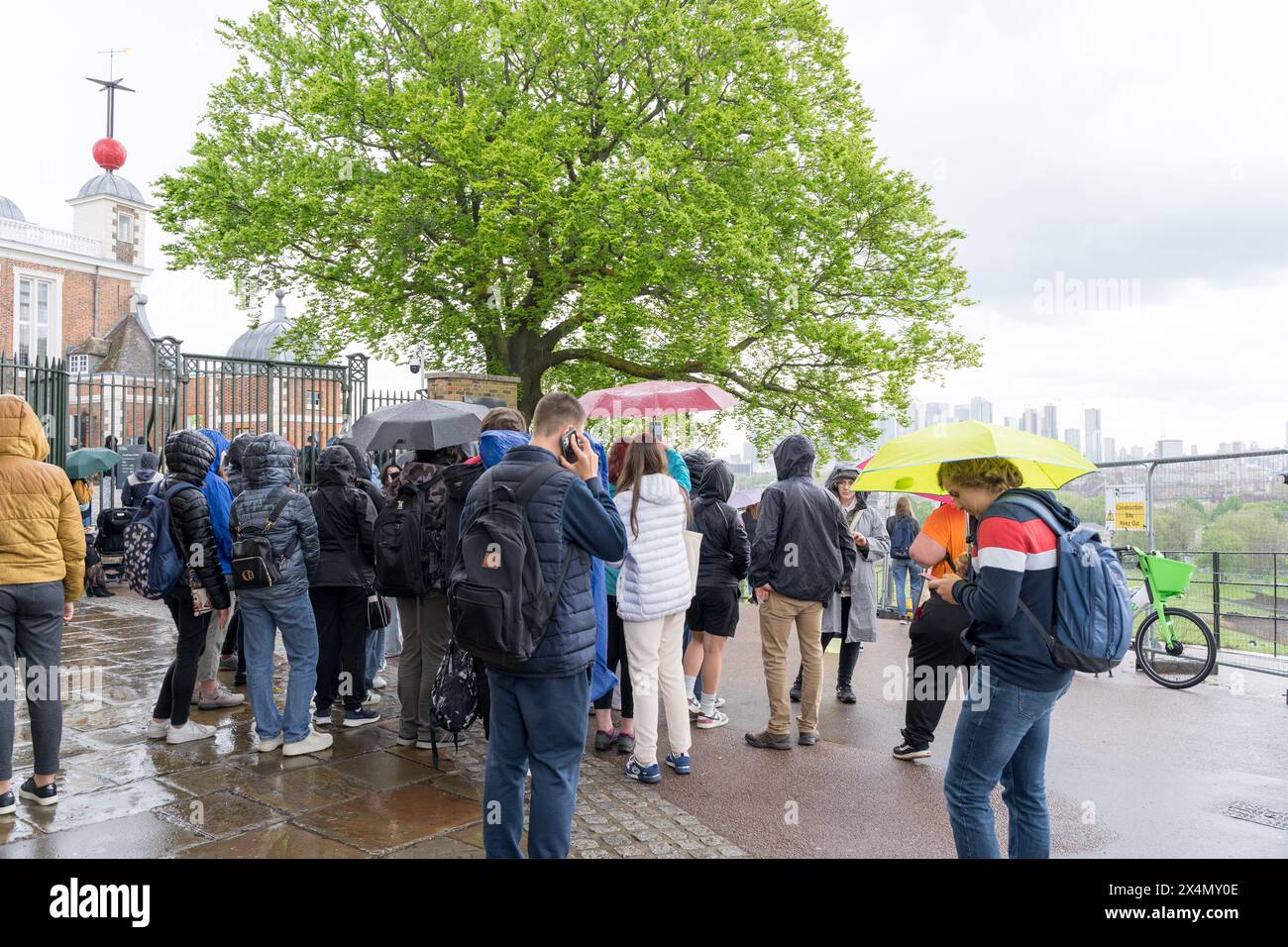 Londres, Royaume-Uni, 04 mai 2024. Météo Royaume-Uni : week-end de jours fériés de mai, toruistes pris dans la douche visitant l'observatoire Royal Greenwich, le jour du soleil et de la douche, dans le sud-est de Londres Angleterre. Crédit : Xiu Bao/Alamy Live News Banque D'Images