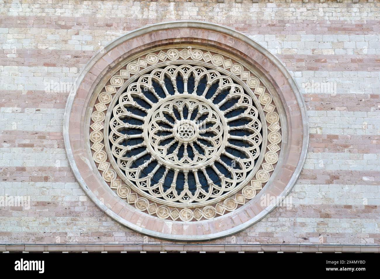 Rosace sur la façade de la basilique de Santa Chiara dans la célèbre ville médiévale d'assise, Ombrie, Italie Banque D'Images