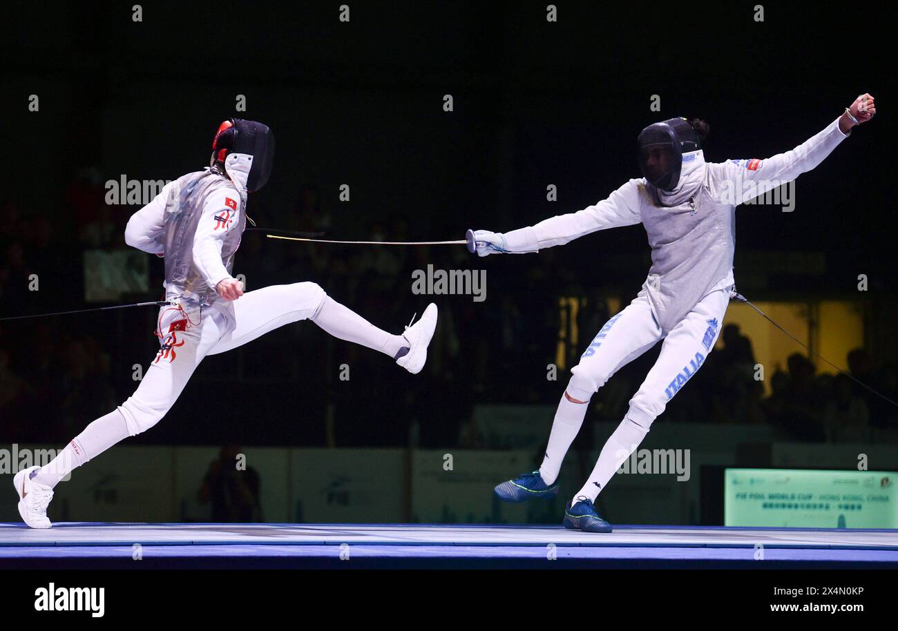 Hong Kong, Chine. 4 mai 2024. Choi Chun Yin Ryan (G), de Hong Kong chinois, concourt contre Marini Tommaso, d'Italie, lors de la finale de l'équipe senior masculine de fleuret à la Coupe du monde FIE 2024 à Hong Kong, Chine du Sud, le 4 mai 2024. Crédit : LO Ping FAI/Xinhua/Alamy Live News Banque D'Images