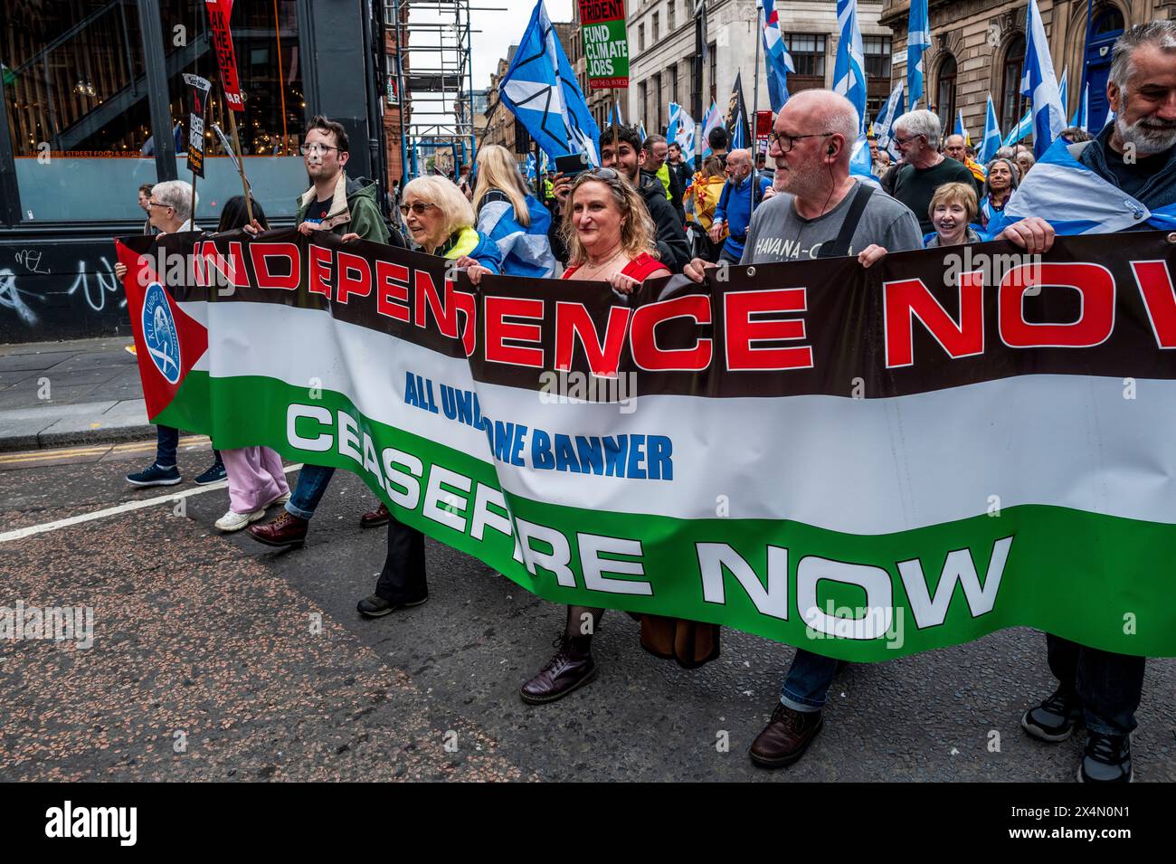 Glasgow, Écosse 4 mai 2024 : : tous sous une bannière Marche pour l'indépendance dans les rues de Glasgow Banque D'Images
