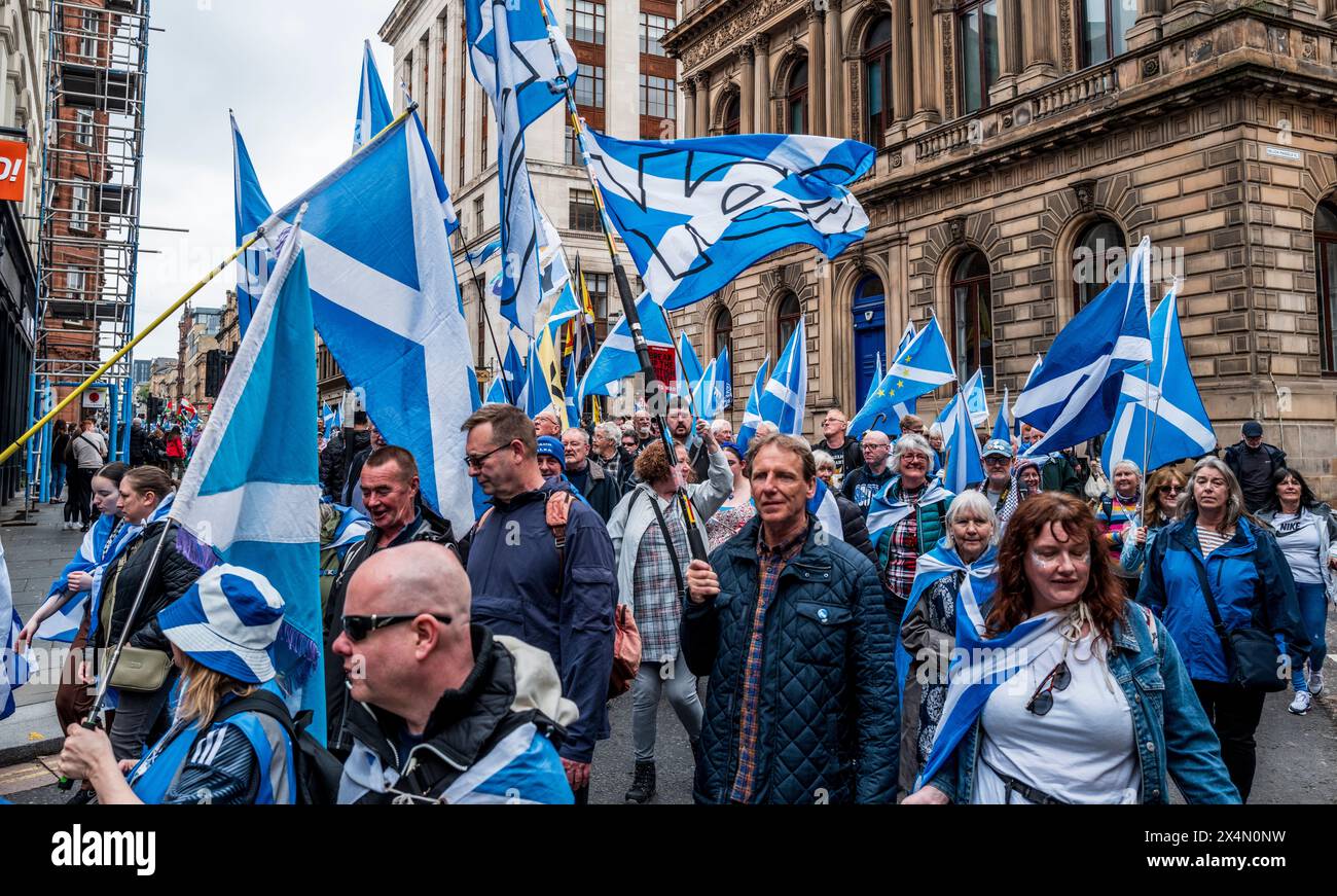 Glasgow, Écosse 4 mai 2024 : : tous sous une bannière Marche pour l'indépendance dans les rues de Glasgow Banque D'Images