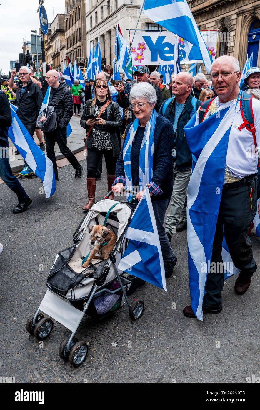 Glasgow, Écosse 4 mai 2024 : : tous sous une bannière Marche pour l'indépendance dans les rues de Glasgow Banque D'Images