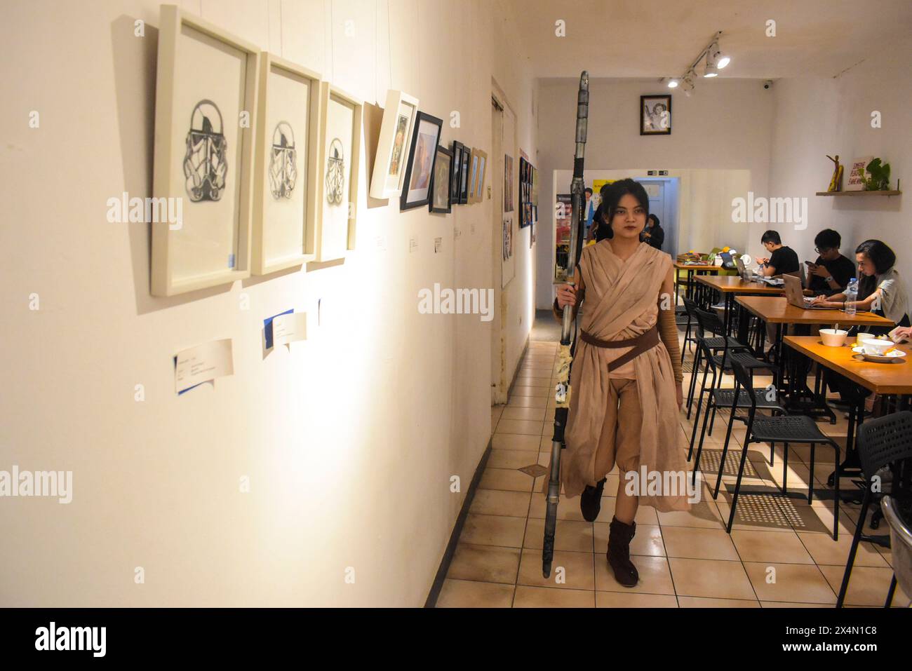 Bandung, Java occidental, Indonésie. 4 mai 2024. Les fans indonésiens de Star Wars portent des costumes Rey de la série de films Star Wars lors de la célébration de Star Wars Day ou communément appelé le quatrième mai à Bandung. Les fans de Star Wars du monde entier célèbrent la série de science-fiction chaque année le 4 mai. (Crédit image : © Dimas Rachmatsyah/ZUMA Press Wire) USAGE ÉDITORIAL SEULEMENT! Non destiné à UN USAGE commercial ! Crédit : ZUMA Press, Inc/Alamy Live News Banque D'Images