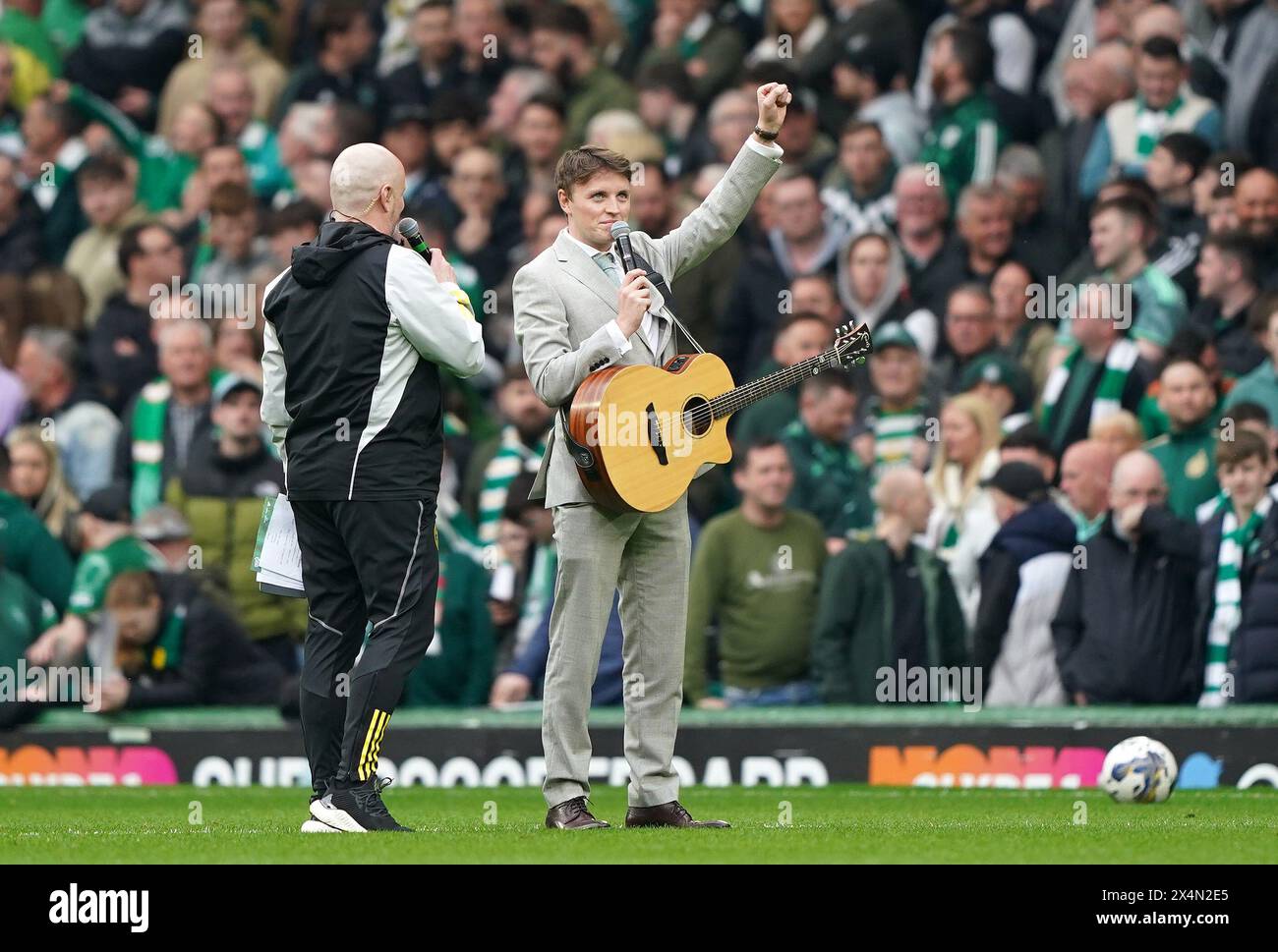 Le chanteur écossais Daniel Rooney (à droite) joue à la mi-temps lors du Cinch Premiership match au Celtic Park, Glasgow. Date de la photo : samedi 4 mai 2024. Banque D'Images