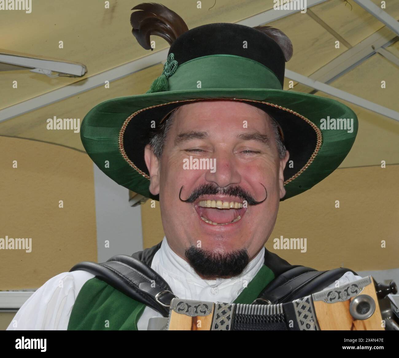 Hausmusikroas der Salzkammergut Festwochen Gmunden, mit der steirischen Volksmusikgruppe Fuchsbartl-Banda , Am Marktplatz in Gmunden, AM 04.05.2024. DAS Bild zeigt Albin Wiesenhofer der Fuchsbarl-Banda mit Trachtenhut mit Auerhahn-Federn 2024 - Hausmusikroas der Salzkammergut Festwochen Gmunden, mit der steirischen Volksmusikgruppe Fuchsbartl-Banda , Am Marktplatz in Gmunden, AM 04.05.2024. *** Hausmusikroas du Salzkammergut Festwochen Gmunden, avec le groupe Styrien Fuchsbartl Banda , sur la place du marché de Gmunden, le 04 05 2024 L'image montre Albin Wiesenhofer du Fuch Banque D'Images