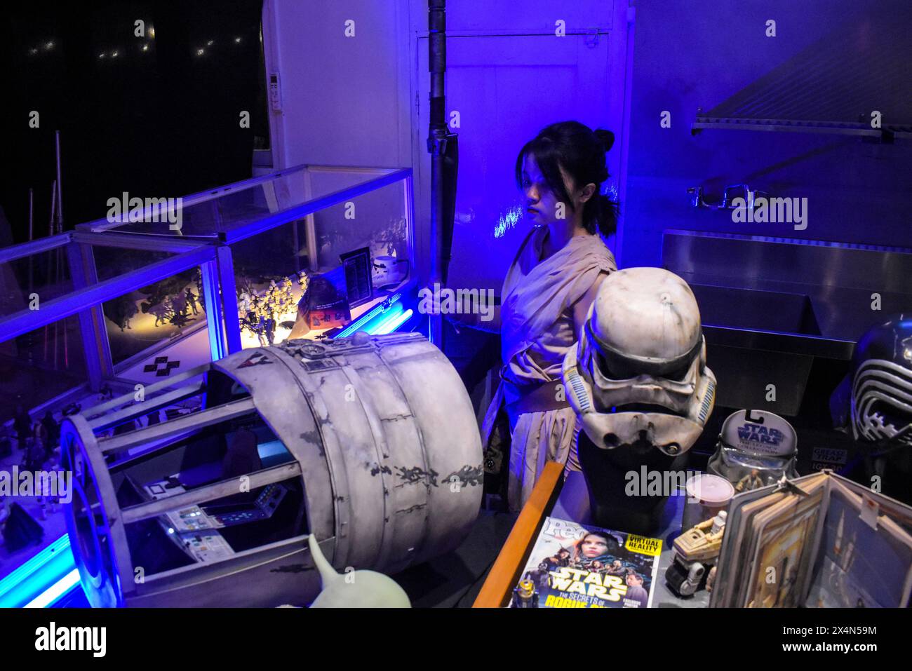 Bandung, Java occidental, Indonésie. 4 mai 2024. Les fans indonésiens de Star Wars portent des costumes Rey de la série de films Star Wars lors de la célébration de Star Wars Day ou communément appelé le quatrième mai à Bandung. Les fans de Star Wars du monde entier célèbrent la série de science-fiction chaque année le 4 mai. (Crédit image : © Dimas Rachmatsyah/ZUMA Press Wire) USAGE ÉDITORIAL SEULEMENT! Non destiné à UN USAGE commercial ! Crédit : ZUMA Press, Inc/Alamy Live News Banque D'Images