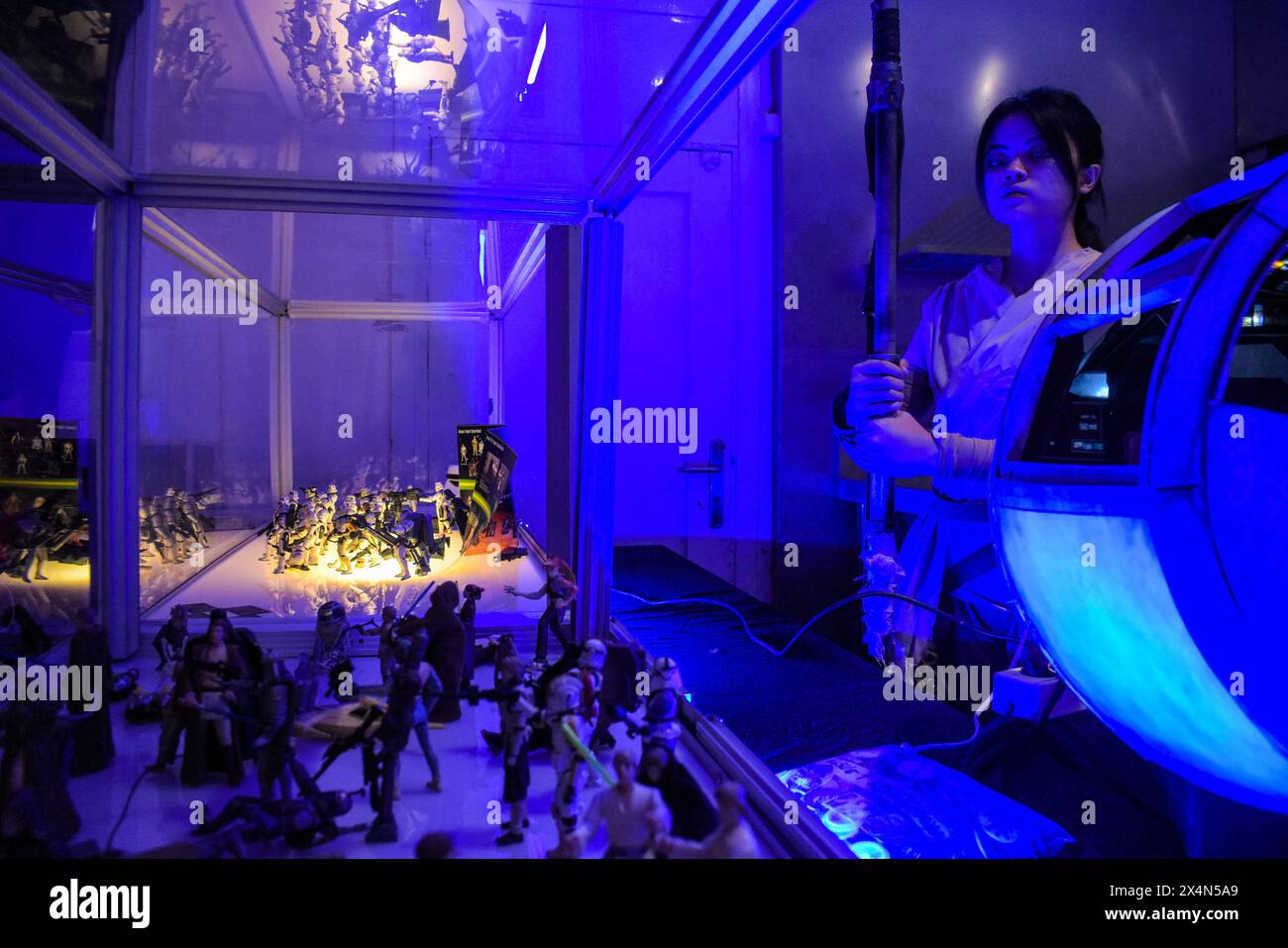 Bandung, Java occidental, Indonésie. 4 mai 2024. Les fans indonésiens de Star Wars portent des costumes Rey de la série de films Star Wars lors de la célébration de Star Wars Day ou communément appelé le quatrième mai à Bandung. Les fans de Star Wars du monde entier célèbrent la série de science-fiction chaque année le 4 mai. (Crédit image : © Dimas Rachmatsyah/ZUMA Press Wire) USAGE ÉDITORIAL SEULEMENT! Non destiné à UN USAGE commercial ! Crédit : ZUMA Press, Inc/Alamy Live News Banque D'Images