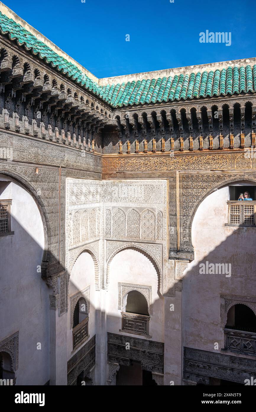 Une vue tranquille capture l'essence de Fès à travers la fenêtre ornée de la Cherratine Madrasa. Fès, Maroc. Banque D'Images