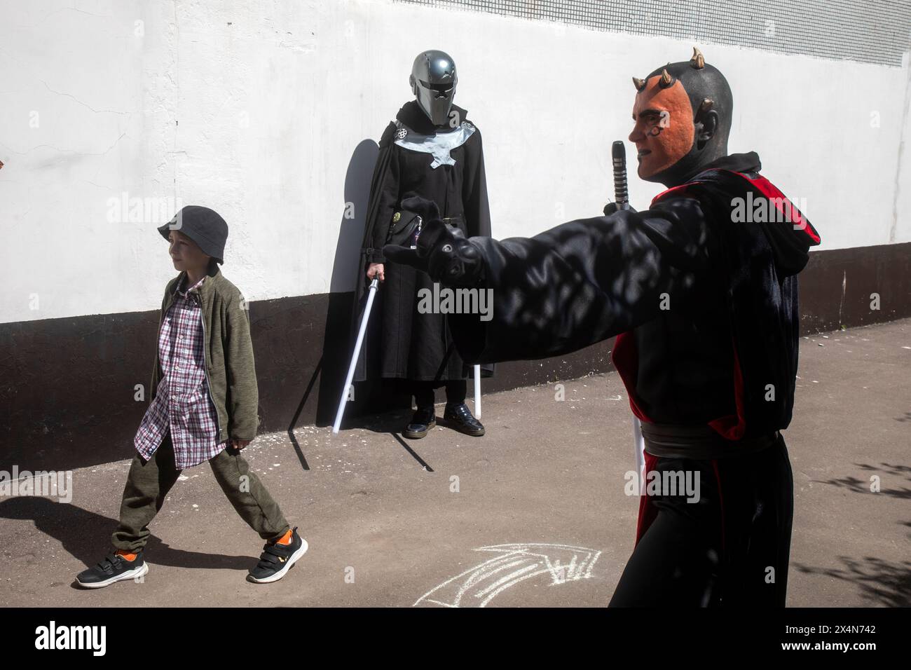 Moscou, Russie. 4 mai 2024. Les fans de Star Wars se rassemblent à l'intérieur du Centre culturel et sportif lors de la célébration de la Journée Star Wars à Moscou, en Russie. Star Wars Day est célébré chaque 04 mai par de nombreux fans dans différentes parties du monde. Crédit : Nikolay Vinokurov/Alamy Live News Banque D'Images