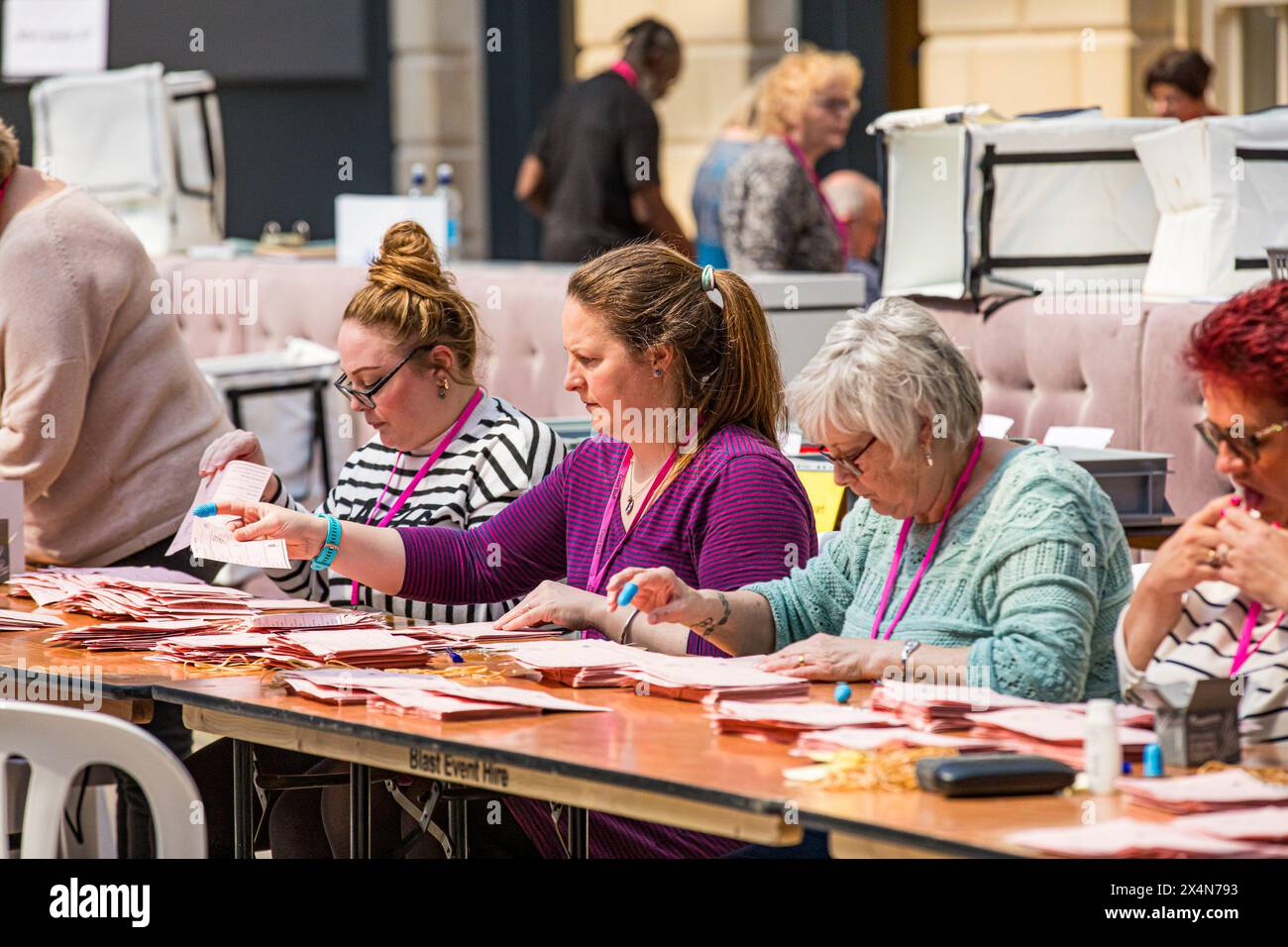 TROWBRIDGE, WILTSHIRE - le 04 MAI 2024 le dépouillement des élections et la déclaration des résultats de la police et de la criminalité du Wiltshire ont eu lieu au County Hall, à Trowbridge, Wiltshire, Angleterre, le 04 mai 2024. 4 candidats en lice - Stanka Adamcova (Parti travailliste et coopératif), Alan Hagger (Démocrates libéraux), Mike Rees (indépendant), Philip Wilkinson (Parti conservateur et unioniste). Philip Wilkinson (Parti conservateur et unioniste) a été réélu commissaire de la police et du crime pour le Wiltshire. Crédit John Rose/Alamy Live News Banque D'Images