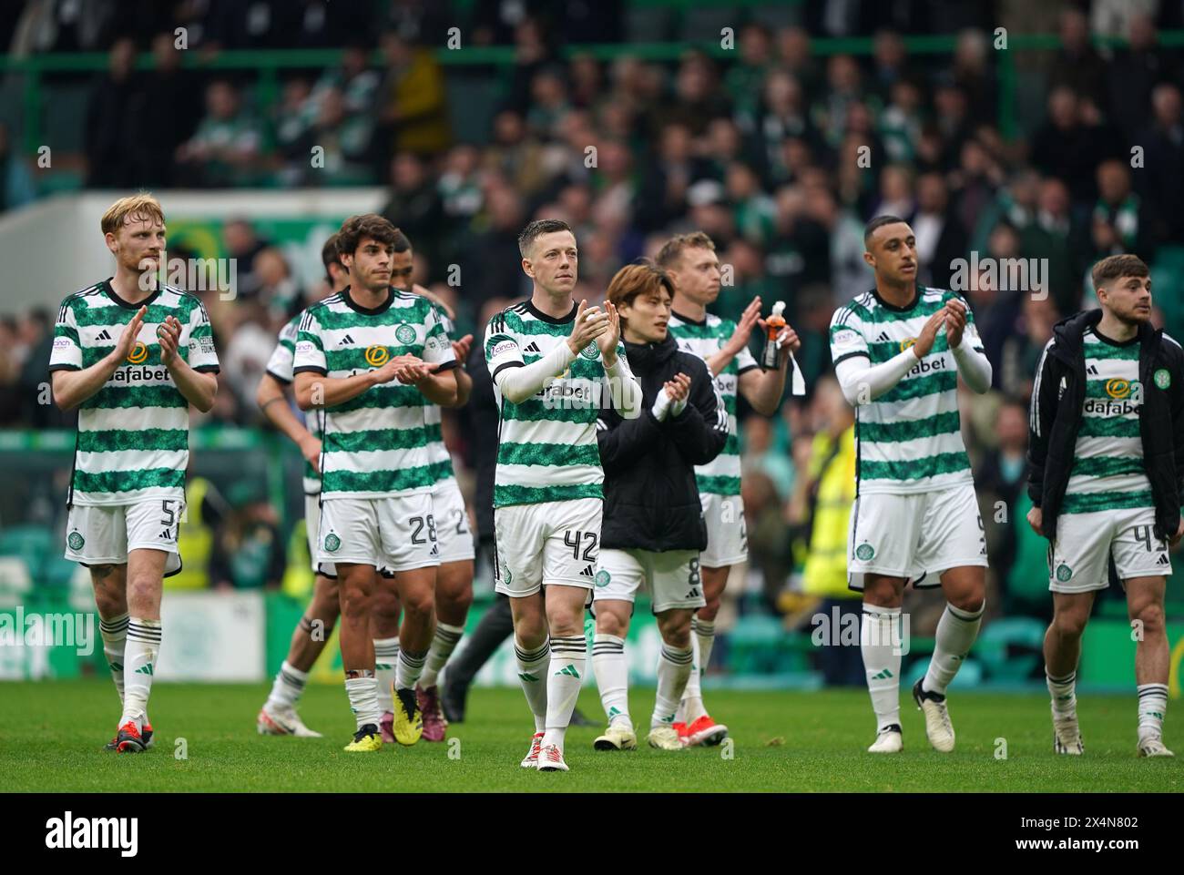 Callum McGregor du Celtic avec ses coéquipiers après la victoire de leur équipe dans le Cinch Premiership match au Celtic Park, Glasgow. Date de la photo : samedi 4 mai 2024. Banque D'Images