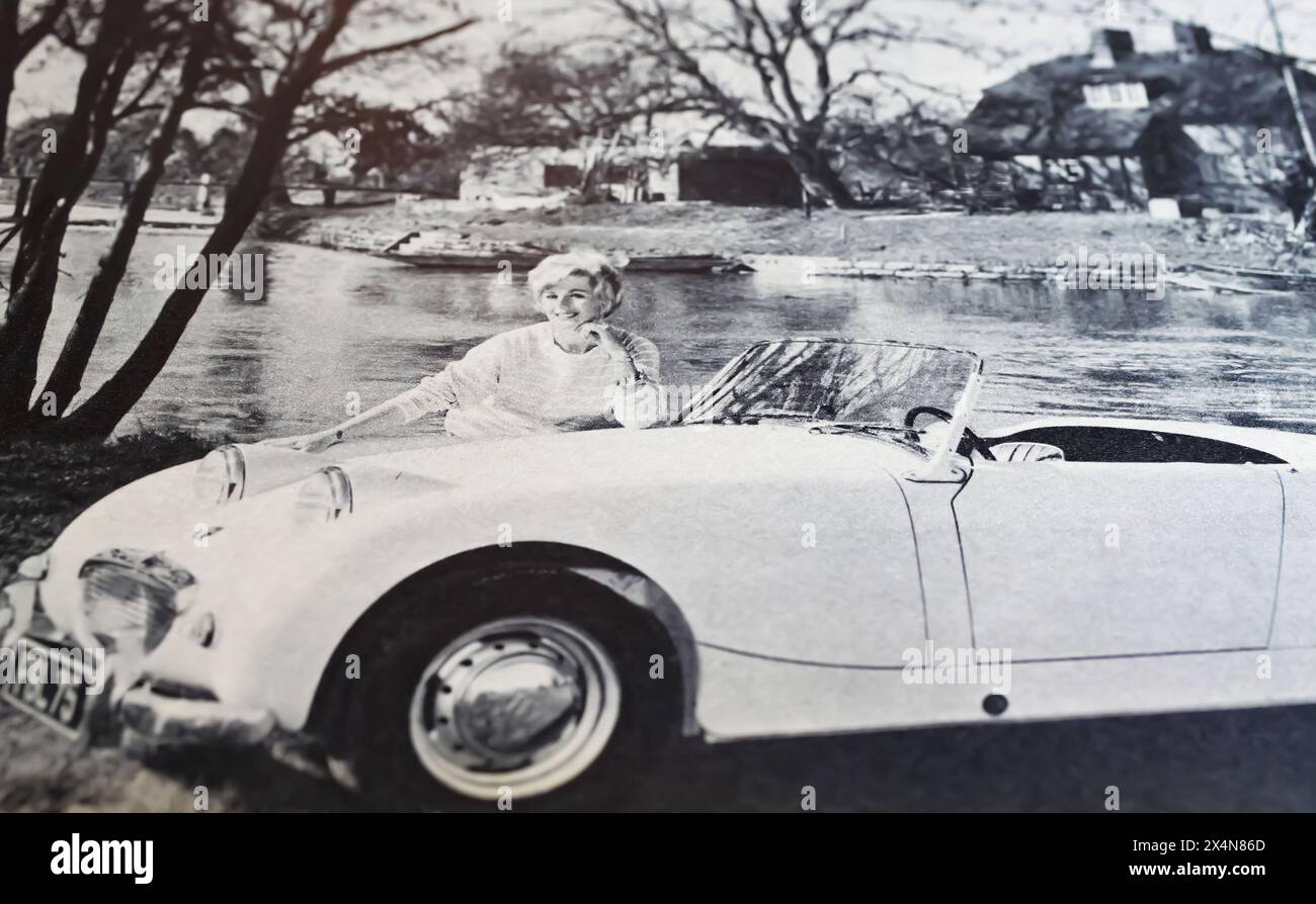 Viersen, Allemagne - 1er mai. 2024 : publicité vintage de Austin Healey sprite voiture avec femme dans le magazine allemand à partir de 1960 Banque D'Images