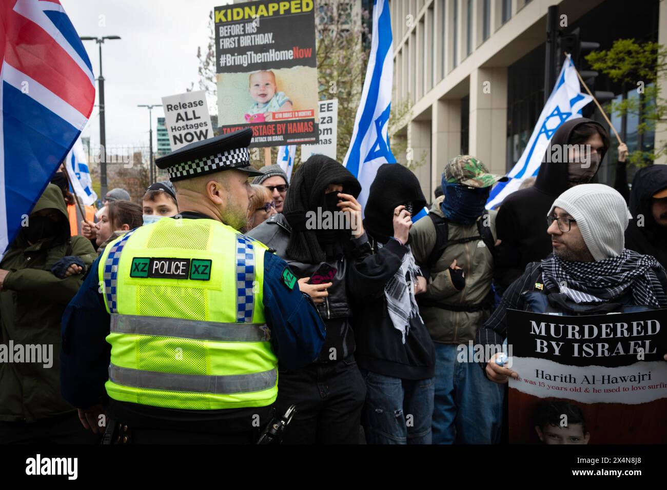 Manchester, Royaume-Uni. 04 mai 2024. Des policiers interviennent lors d'une contre-manifestation israélienne qui est retardée par des partisans pro-palestiniens avant la marche des mouvements palestiniens réunis pour sensibiliser tous les professionnels opérant à Gaza à l'occasion de la Journée internationale des travailleurs. (Photo par Andy Barton/SOPA images/SIPA USA) crédit : SIPA USA/Alamy Live News Banque D'Images