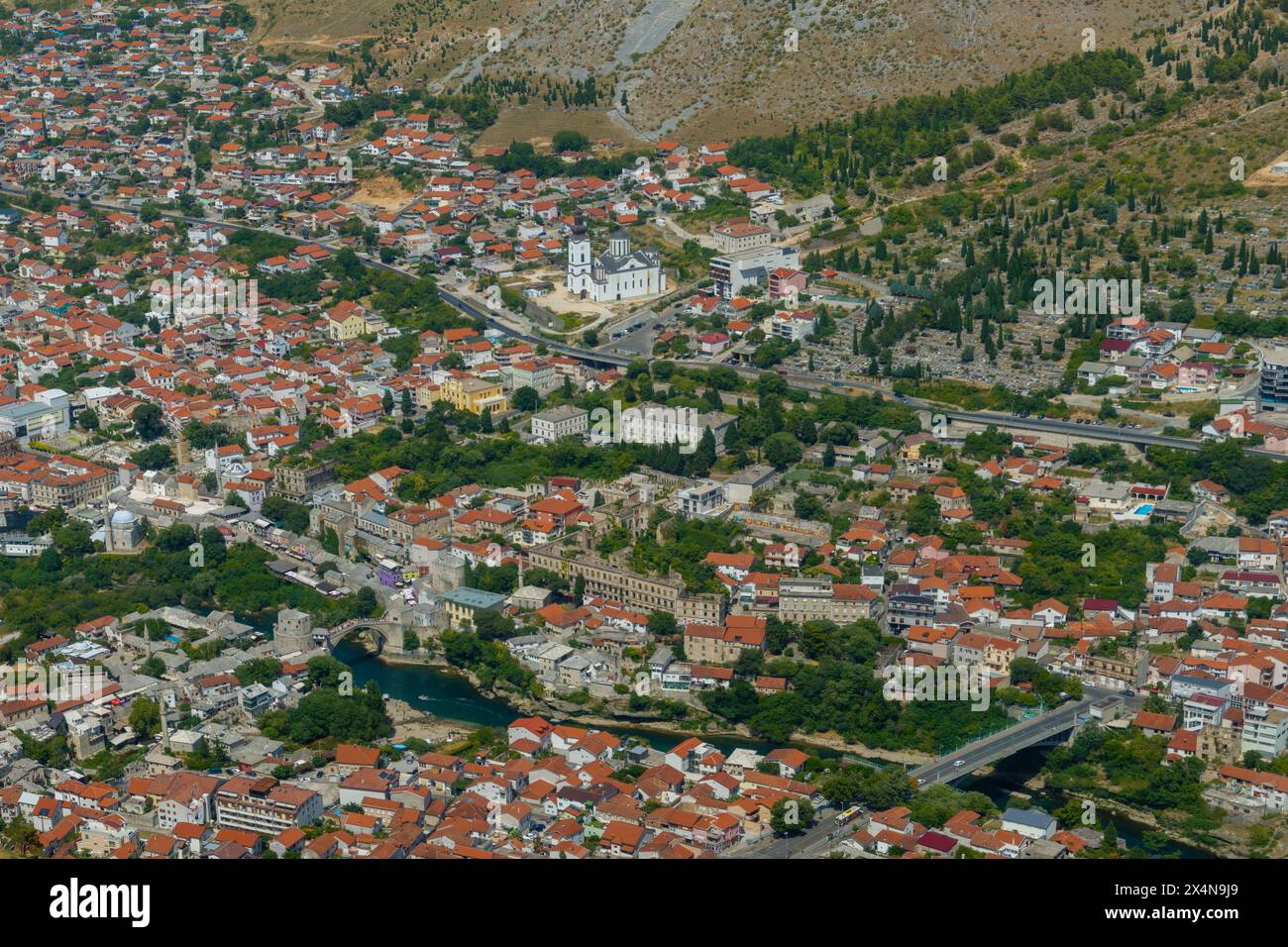 Vue aérienne de l'horizon de Mostar, Bosnie-Herzégovine. Banque D'Images