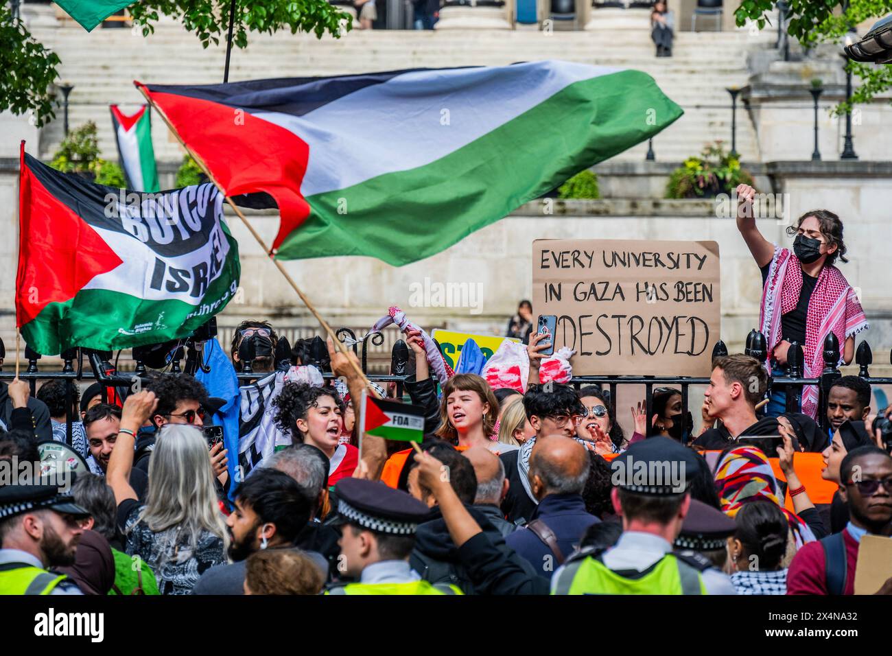 Londres, Royaume-Uni. 4 mai 2024. Une manifestation palestinienne, appelant à un cessez-le-feu maintenant et à cesser d'armer Israël Palestine manifestation sur le campus principal de l'UCL (une partie de la propagation des universités américaines). Il y a aussi une contre-manifestation pro-Israël de l'autre côté de la rue. La police les sépare. Crédit : Guy Bell/Alamy Live News Banque D'Images