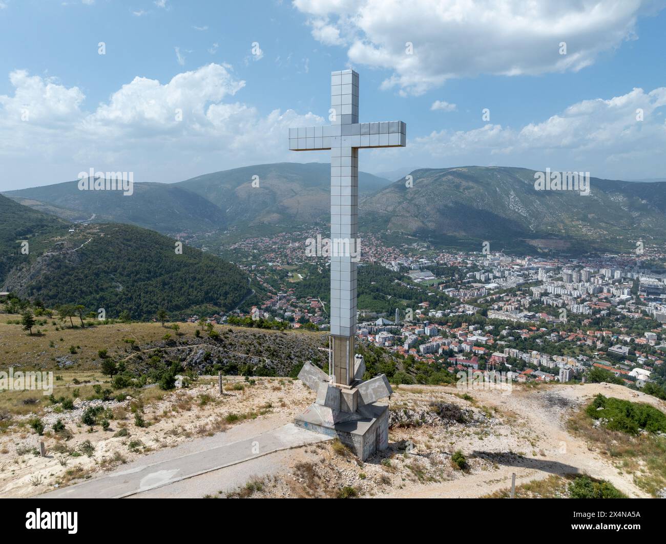 Millennium Cross, 33 mètres de haut, construit en 2002 pour représenter 2000 ans de christianisme sur le point culminant de la colline de Hum surplombant l'ancien Banque D'Images
