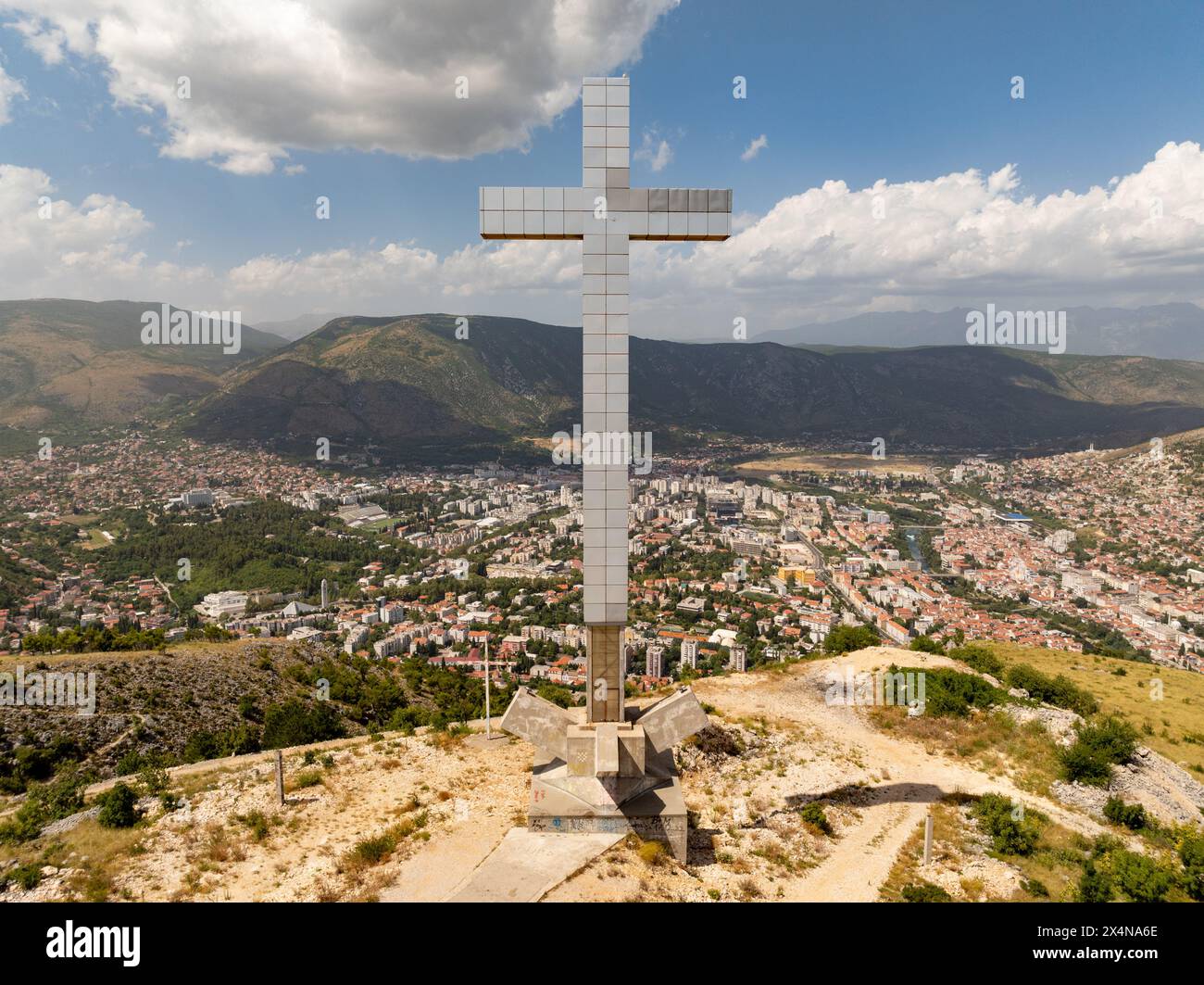 Millennium Cross, 33 mètres de haut, construit en 2002 pour représenter 2000 ans de christianisme sur le point culminant de la colline de Hum surplombant l'ancien Banque D'Images