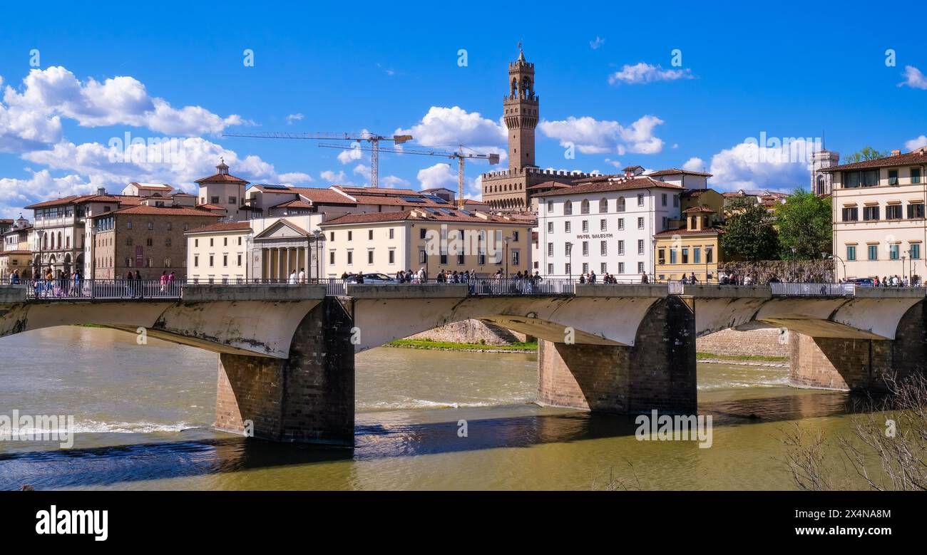 Firenze, vedute lungo la riva dell'Arno verso i palazzi di epoca rinascimentale Banque D'Images