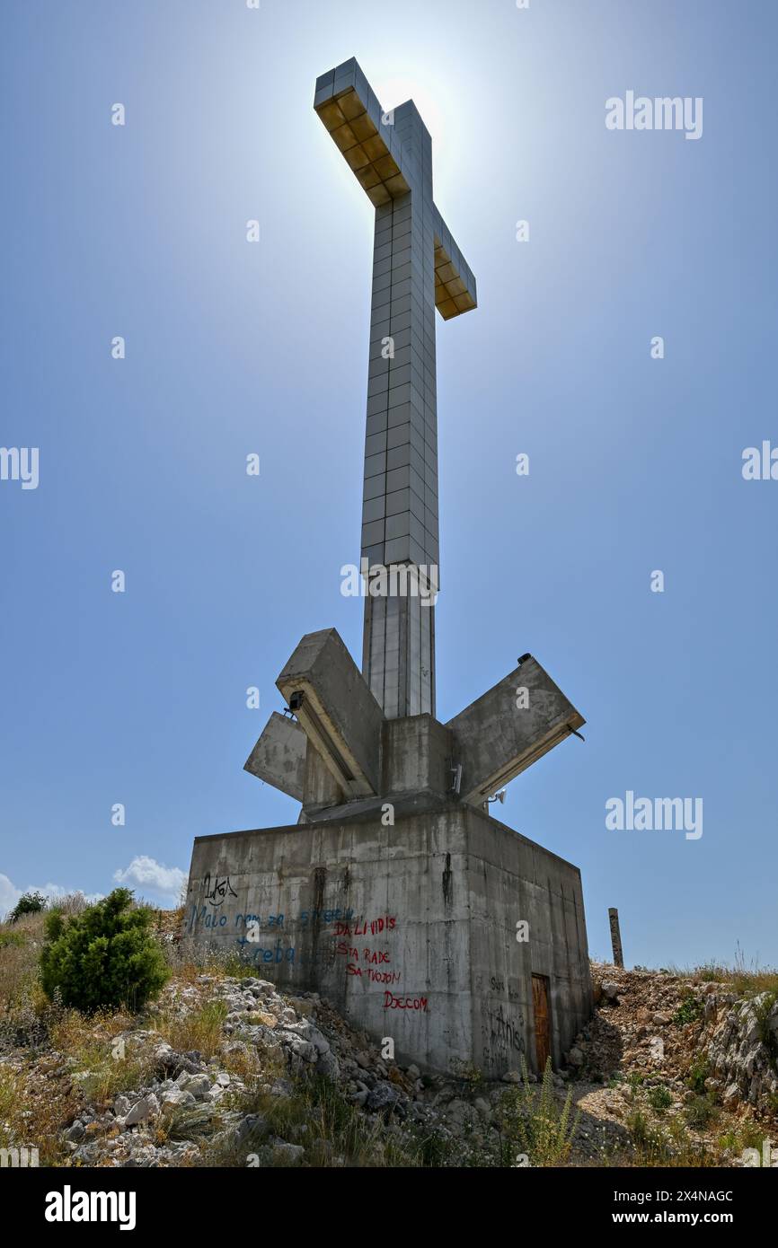 Millennium Cross, 33 mètres de haut, construit en 2002 pour représenter 2000 ans de christianisme sur le point culminant de la colline de Hum surplombant l'ancien Banque D'Images