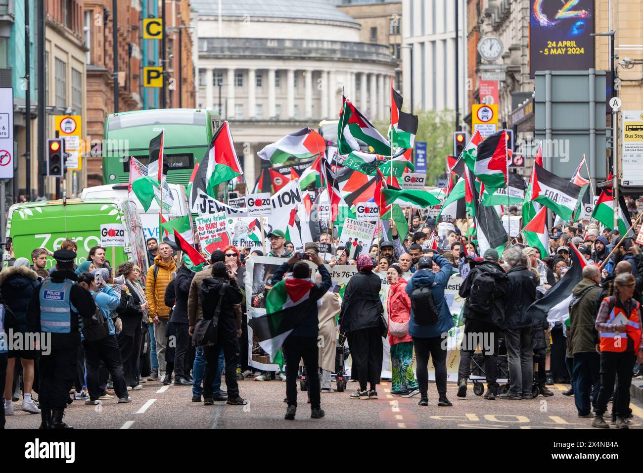 Manchester, Royaume-Uni. 4 mai 2024. Protestation palestinienne Manchester. Les manifestants ont rencontré un groupe de manifestants pro-israéliens après avoir quitté le centre-ville sur Oxford Road où les stewards et la police maintenaient les groupes séparés. Les manifestants pro-palestiniens ont ensuite marché vers la tente de manifestation étudiante à Brunswick Park à l'université de Manchester. Manchester Royaume-Uni. Image garyrobertsphotography/worldwidefeatures.com crédit : GaryRobertsphotography/Alamy Live News Banque D'Images