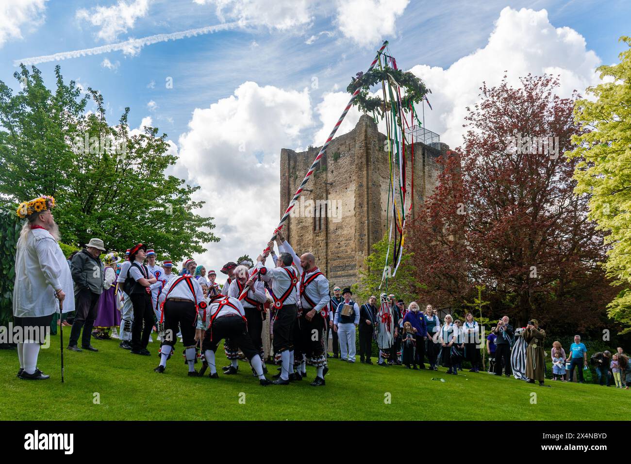 4 mai 2024. Le Guildford Summerpole Festival a eu lieu dans le centre-ville aujourd'hui, une coutume folklorique anglaise traditionnelle pour célébrer le 1er mai et accueillir en été. L'événement annuel organisé par les danseuses de Guildford Pilgrim Morris comprend une procession jusqu'à High Street, des expositions de morris dansant par plusieurs groupes de danse morris, suivie par l'érection de la pole estivale (au lieu d'une maipole traditionnelle) dans le parc du château de Guildford, et d'autres danses. Banque D'Images