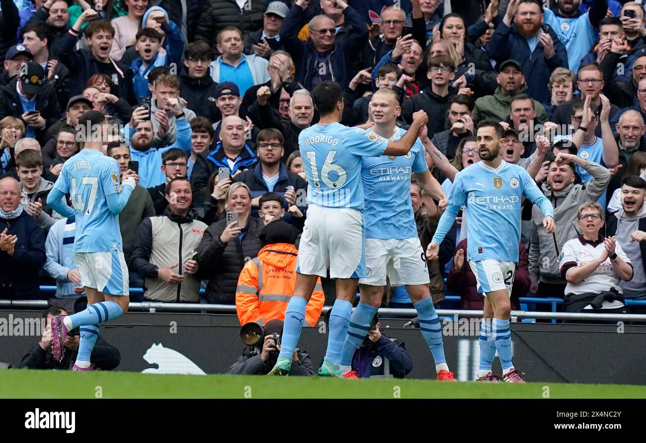 Manchester, Royaume-Uni. 4 mai 2024. Erling Haaland de Manchester City (2R) célèbre après avoir marqué un penalty lors du match de premier League à l'Etihad Stadium, Manchester. Le crédit photo devrait se lire : Andrew Yates/Sportimage crédit : Sportimage Ltd/Alamy Live News Banque D'Images