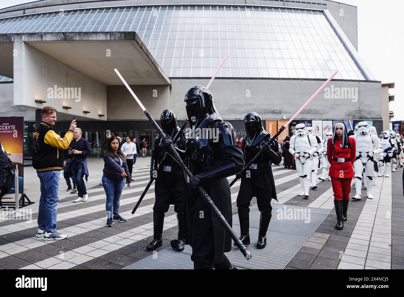 Milan, Italie. 04 mai 2024. Milan, le défilé à l'occasion de la Journée Star Wars au Théâtre Arcimboldi. Sur la photo : les acteurs portant des costumes de scène qui reproduisent ceux du film Star Wars défilent dans les rues du quartier de Bicocca crédit : Independent photo Agency/Alamy Live News Banque D'Images