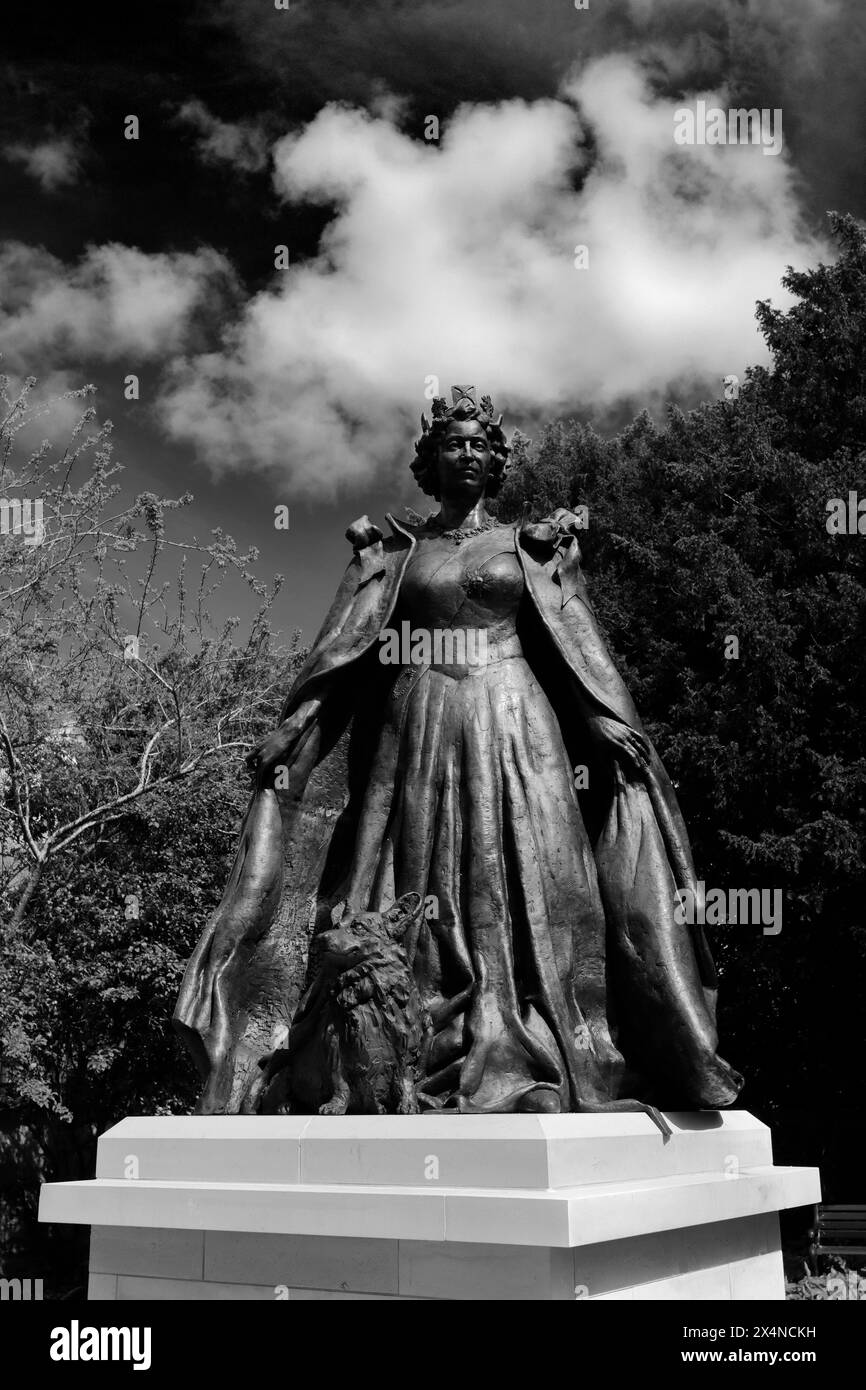 La première statue commémorative de la reine Elizabeth II dans les jardins de la bibliothèque de la ville d'Oakham, Rutland, Angleterre, Royaume-Uni Banque D'Images