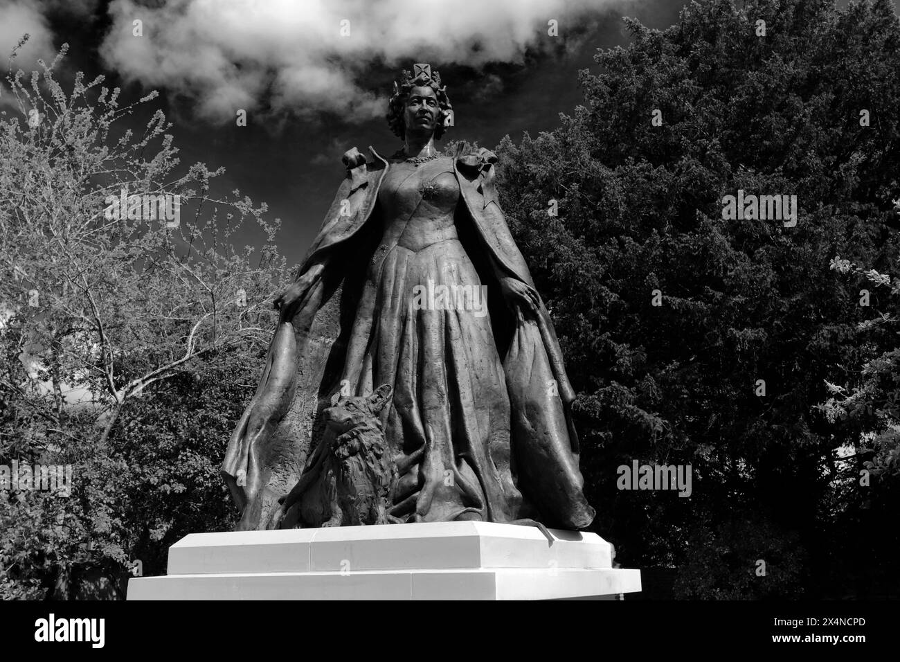 La première statue commémorative de la reine Elizabeth II dans les jardins de la bibliothèque de la ville d'Oakham, Rutland, Angleterre, Royaume-Uni Banque D'Images