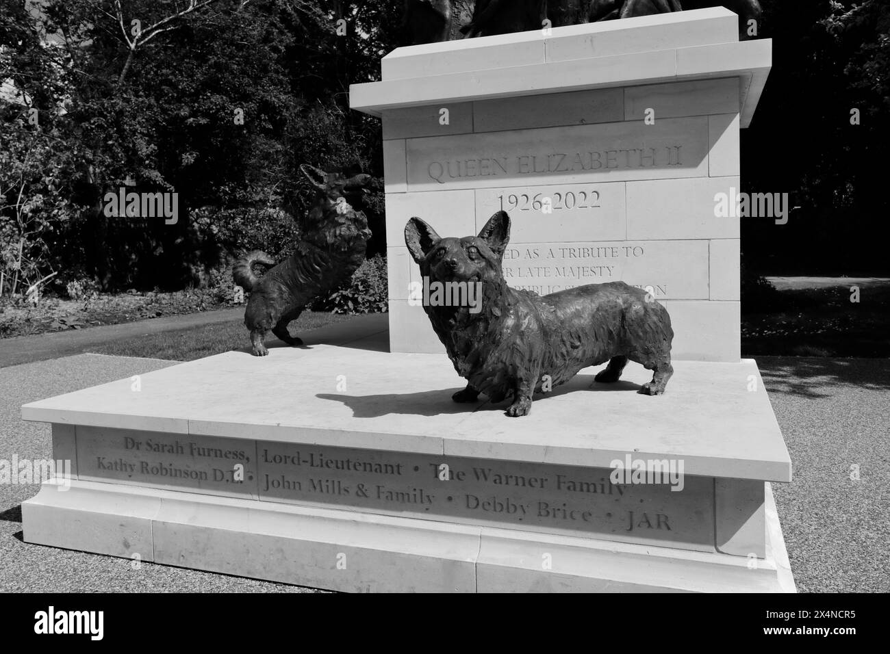 La première statue commémorative de la reine Elizabeth II dans les jardins de la bibliothèque de la ville d'Oakham, Rutland, Angleterre, Royaume-Uni Banque D'Images