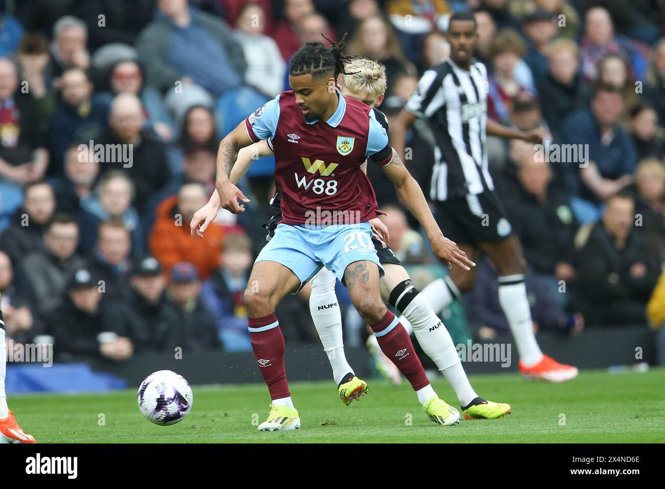 Burnley, Royaume-Uni. 04 mai 2024. Lorenz Assignon de Burnley en action. Premier League match, Burnley v Newcastle Utd au Turf Moor à Burnley, Lancs le samedi 4 mai 2024. Cette image ne peut être utilisée qu'à des fins éditoriales. Usage éditorial exclusif, photo de Chris Stading/Andrew Orchard photographie sportive/Alamy Live News crédit : Andrew Orchard photographie sportive/Alamy Live News Banque D'Images