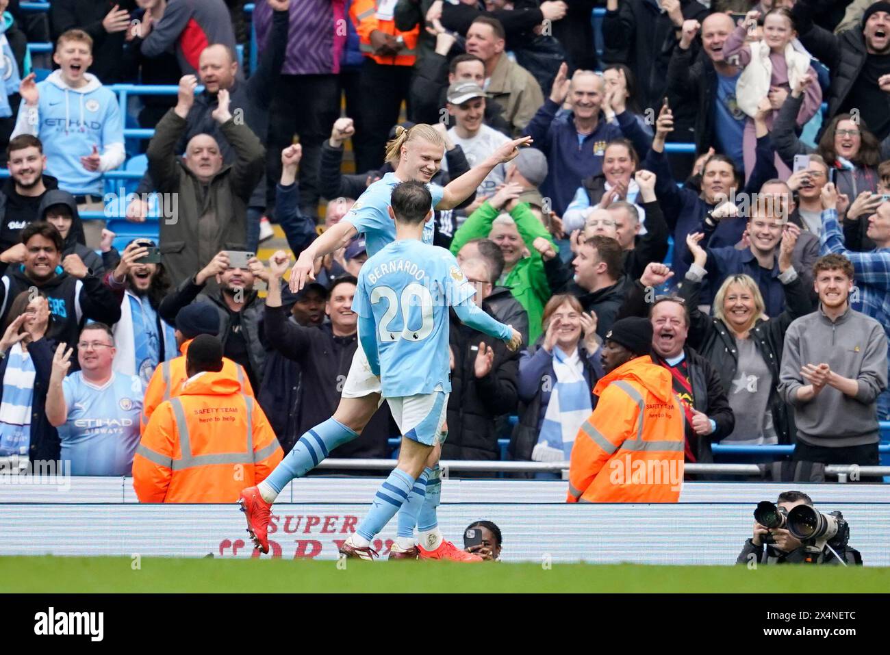 Manchester City's Erling Haaland, rear, celebrates after scoring his side's third goal during the English Premier League soccer match between Manchester City and Wolverhampton Wanderers at the Etihad Stadium in Manchester, England, Saturday, May 4, 2024. (AP Photo/Dave Thompson) Banque D'Images