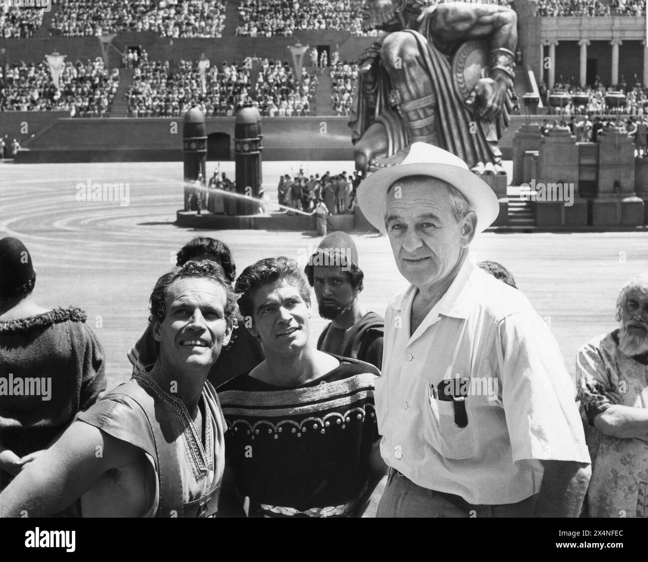 WILLIAM WYLER pose avec CHARLTON HESTON et STEPHEN BOYD sur la grande arène de cirque construite pour la course de chars à BEN HUR 1959 réalisateur WILLIAM WYLER roman LEW WALLACE musique MIKLOS ROZSA costume Design ELIZABETH HAFFENDEN Metro Goldwyn Mayer Banque D'Images
