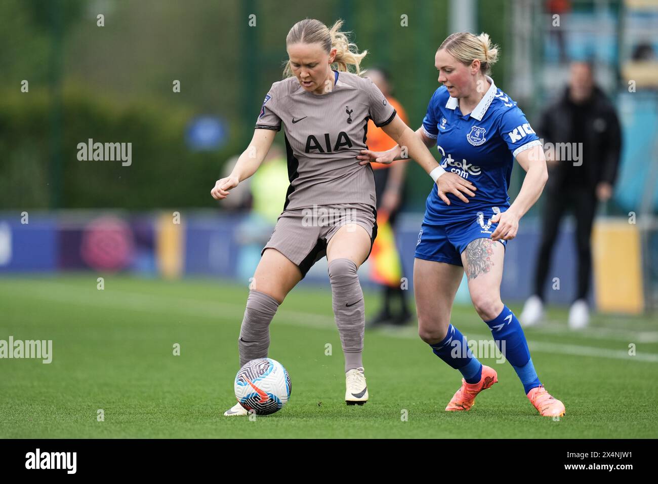 Everton FC v Spurs FC Barclays Super League WALTON HALL PARK STADIUM pour femmes, ANGLETERRE - 4 mai 2024 Matilda Vinberg de Tottenham Hotspur est défiée par Lucy Hope d'Everton lors du match de Super League féminine Barclays entre Everton FC et Spurs FC au Walton Hall Park Stadium le 28 avril 2024 à Liverpool Angleterre. (Photo Alan Edwards) Banque D'Images