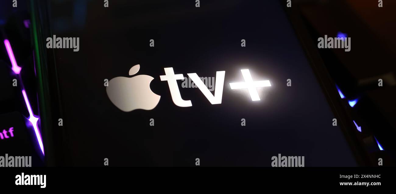 Viersen, Allemagne - 1er mai. 2024 : smartphone avec lettrage du logo Apple TV plus sur le clavier de l'ordinateur Banque D'Images